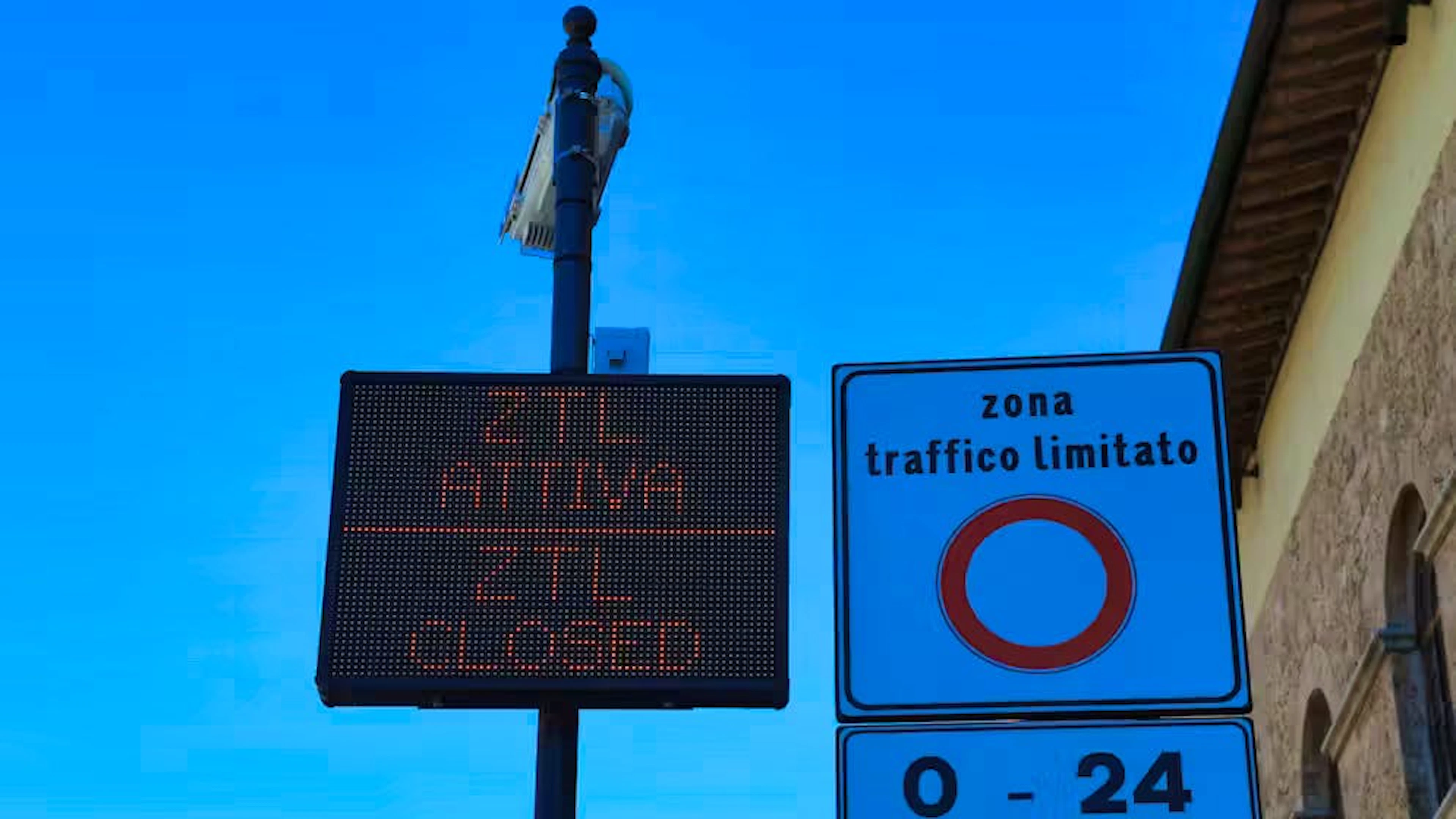 Ces zones sont clairement indiquées, mais les panneaux de signalisation seraient souvent difficiles à comprendre et ne seraient pas toujours pris en compte correctement par les systèmes de navigation.