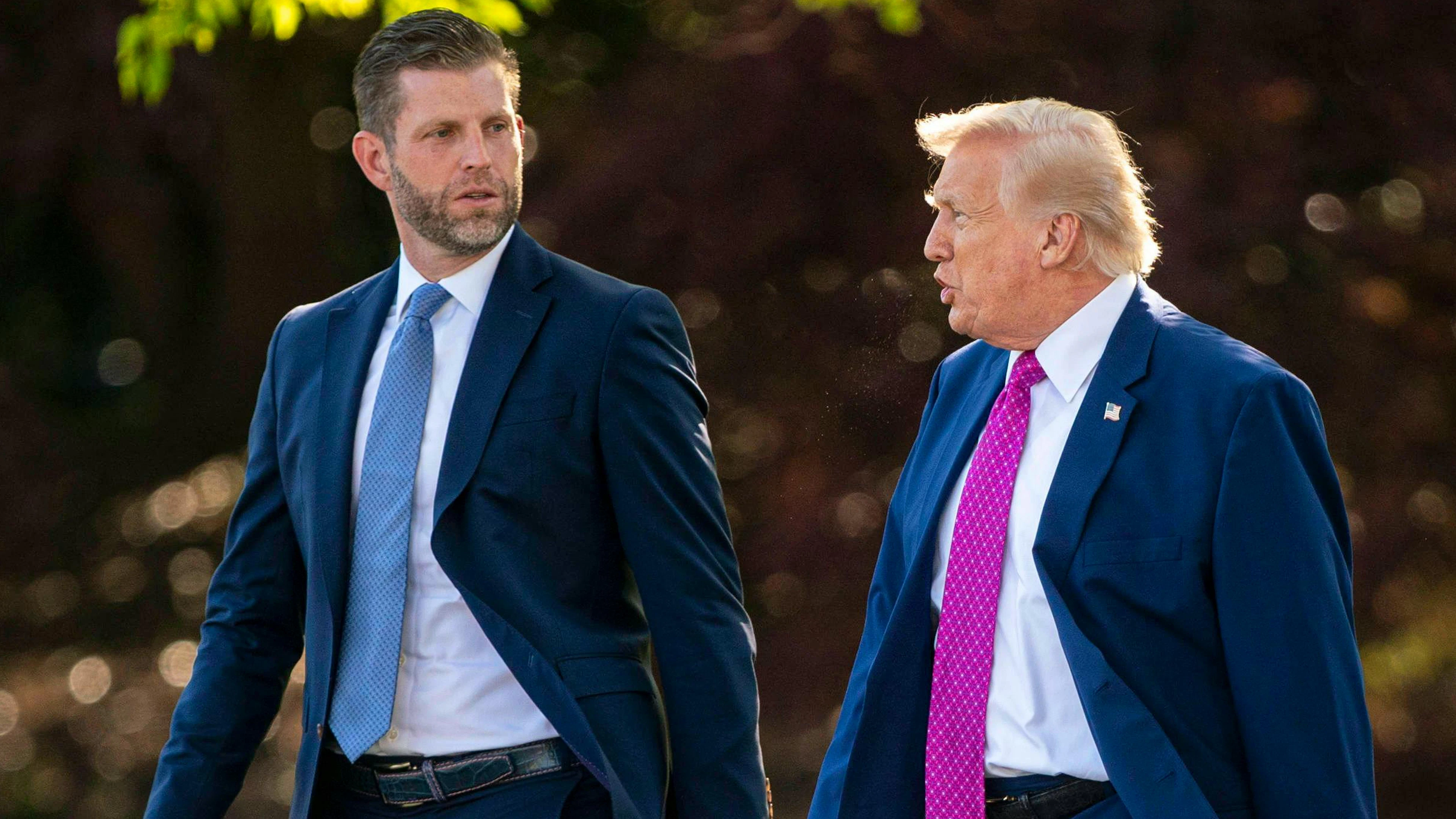 Trump und sein Sohn Eric jubeln über Millionen an der Kryptobörse.