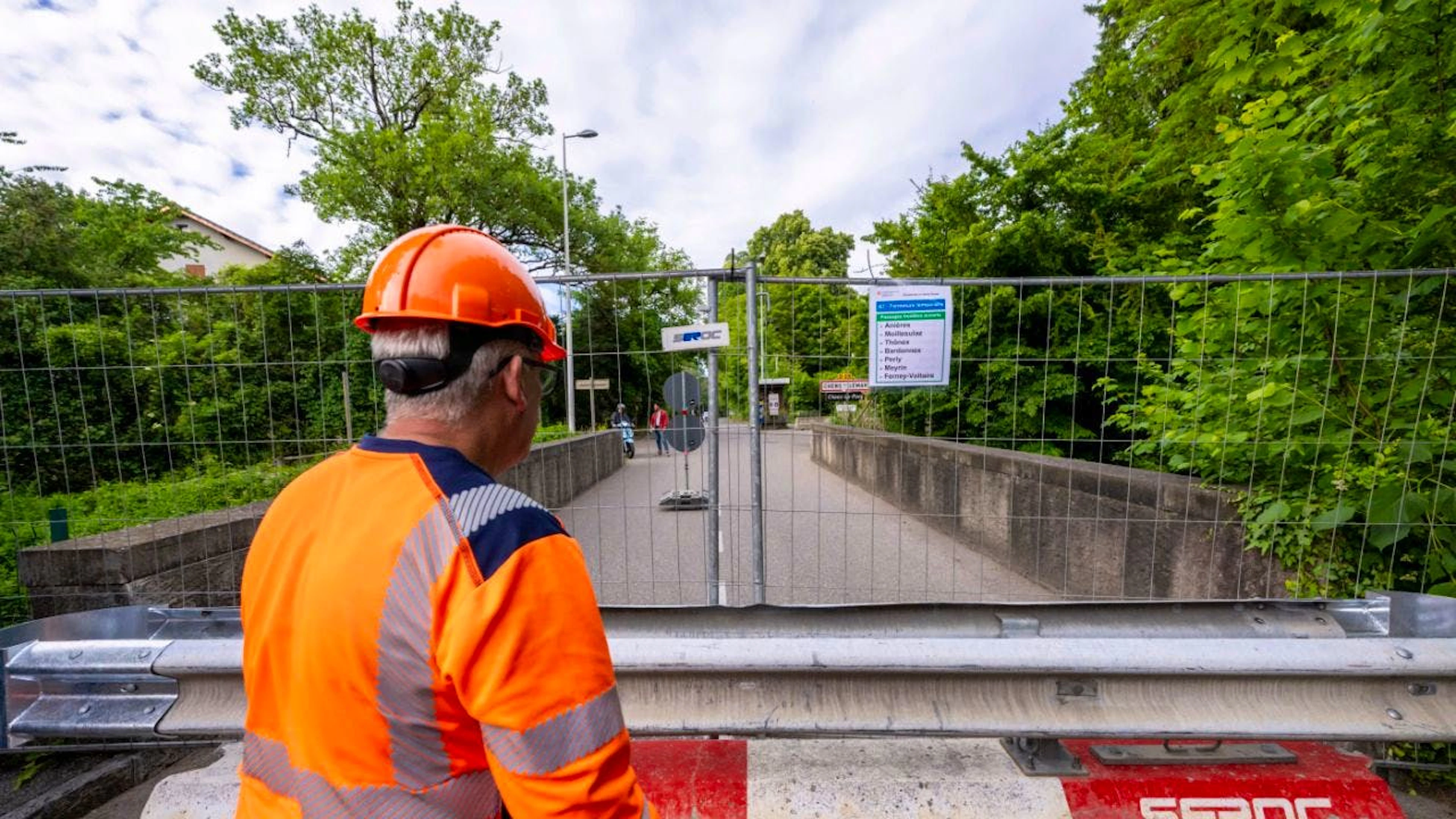 Der Grenzübertritt zwischen dem Kanton Genf und Frankreich ist im Vorfeld des G7-Gipfels, der von Montag bis Mittwoch in Evian (F) stattfindet, stark eingeschränkt. 25 Grenzübergänge, darunter derjenige in Hermance, wurden am Donnerstag schrittweise geschlossen.