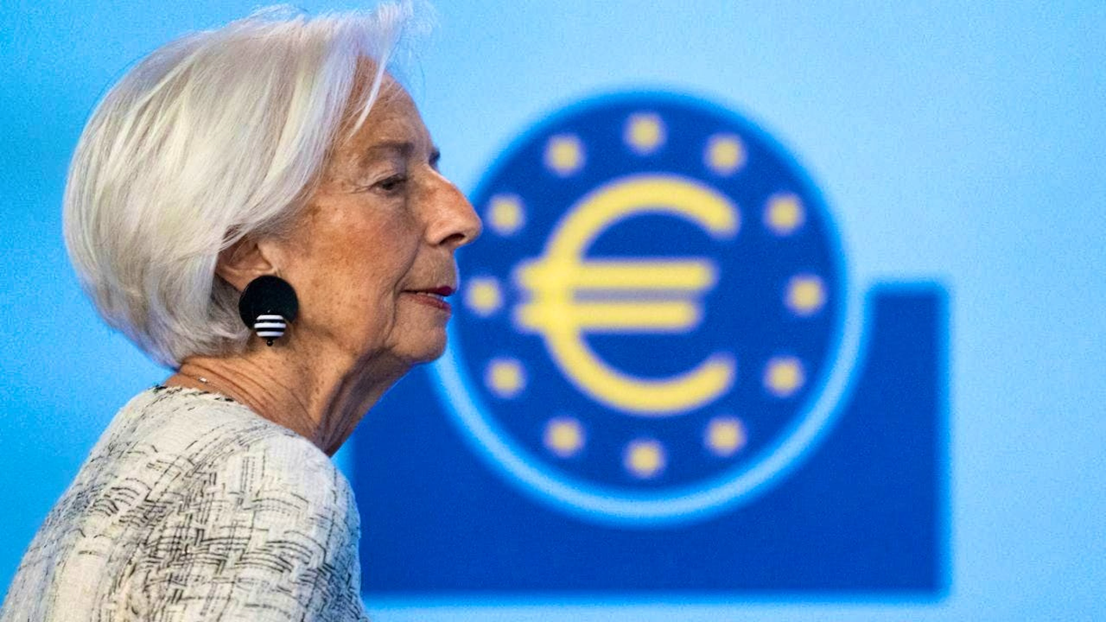 The European Central Bank, under President Christine Lagarde, has raised its key interest rate for the first time in three years. The central bank raised the deposit rate by 0.25 percentage points to 2.25 percent.
