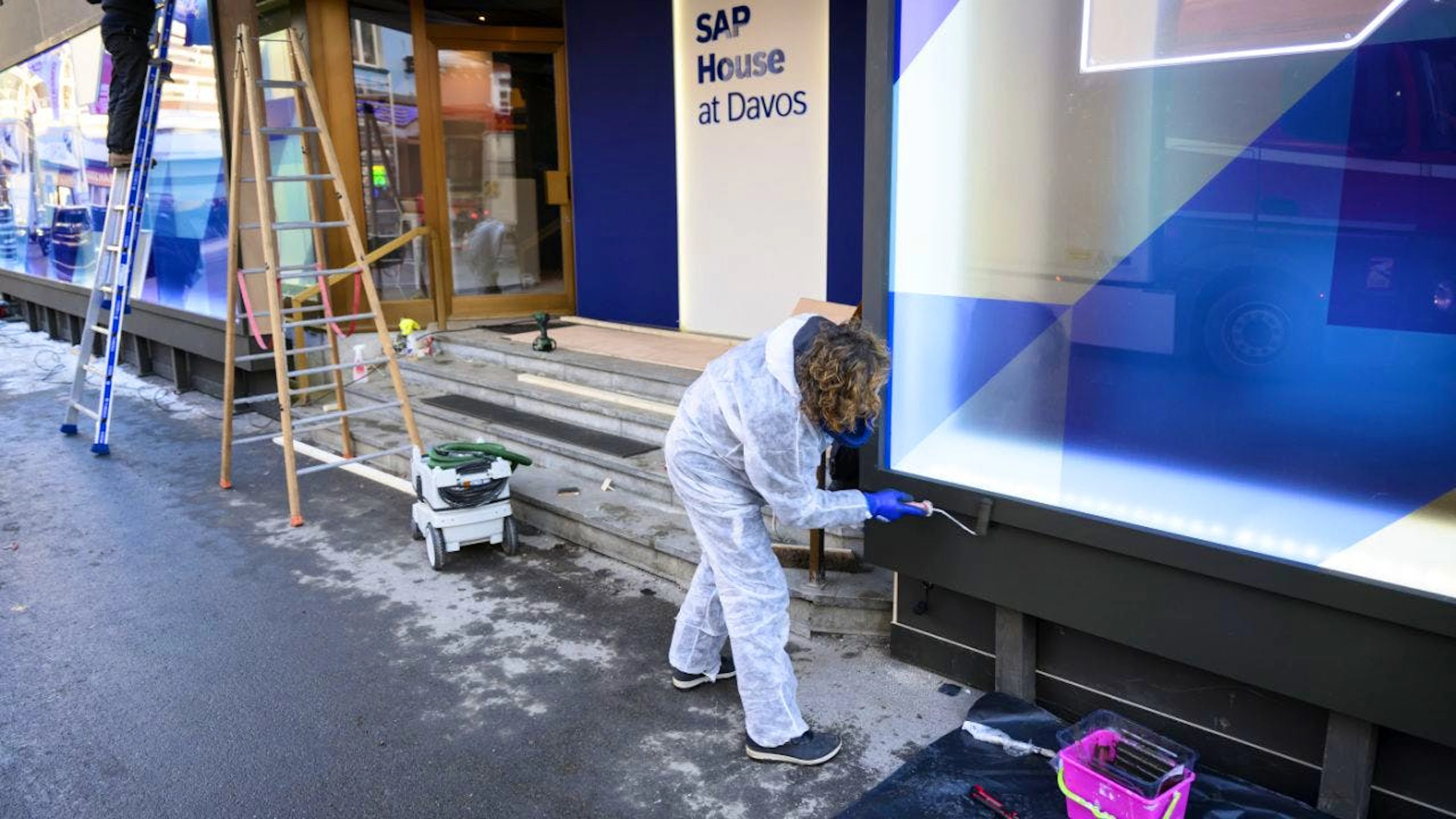 Durante il Forum economico mondiale la Promenade di Davos cambia volto. Al posto dei soliti negozi vengono installate delle costruzioni temporanee di aziende provenienti da tutto il mondo. (immagine d'archivio)