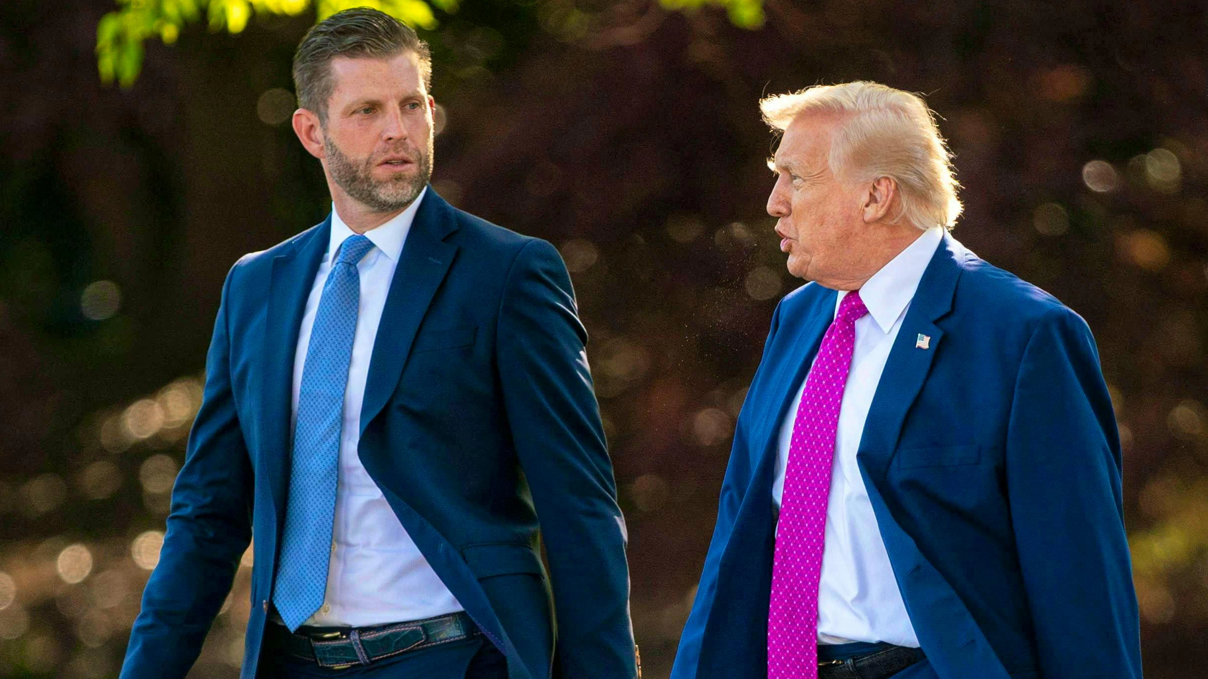 Trump e suo figlio Eric esultano per i milioni guadagnati sulla borsa delle criptovalute.