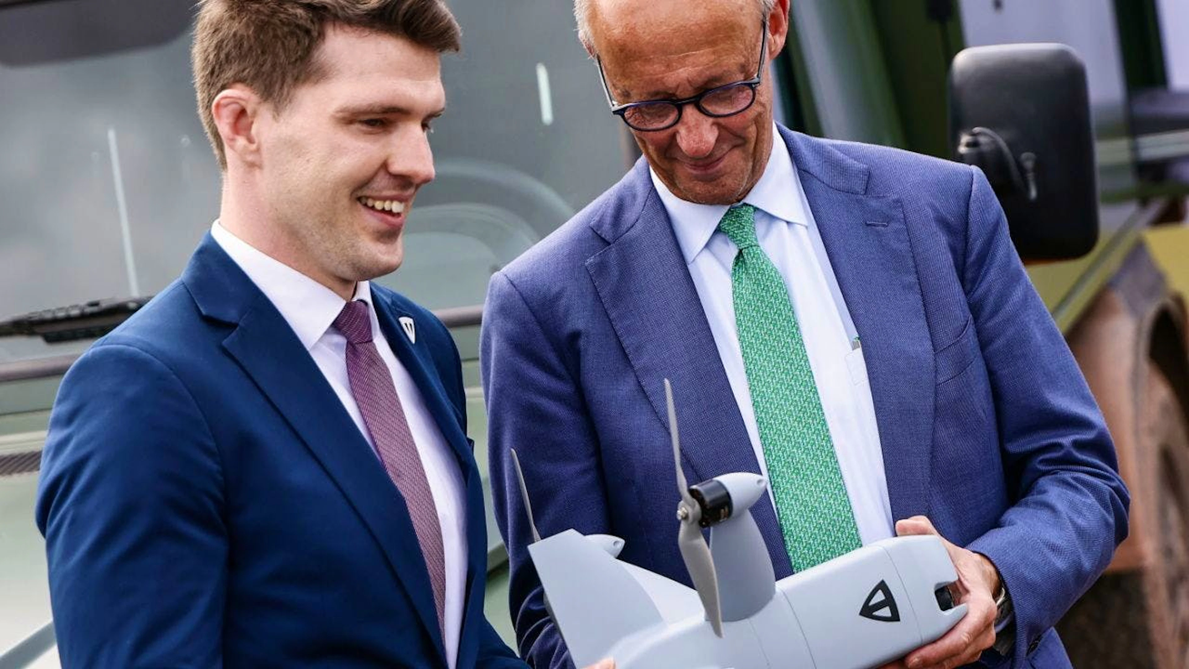 Le Chancelier allemand Friedrich Merz à droite et le CEO de Tytan Technologies Balazs Nagy tiennent un drone Tytan lors de l'ouverture du salon ILA Berlin Air Show 2026 à Schoenefeld en Allemagne (archives).