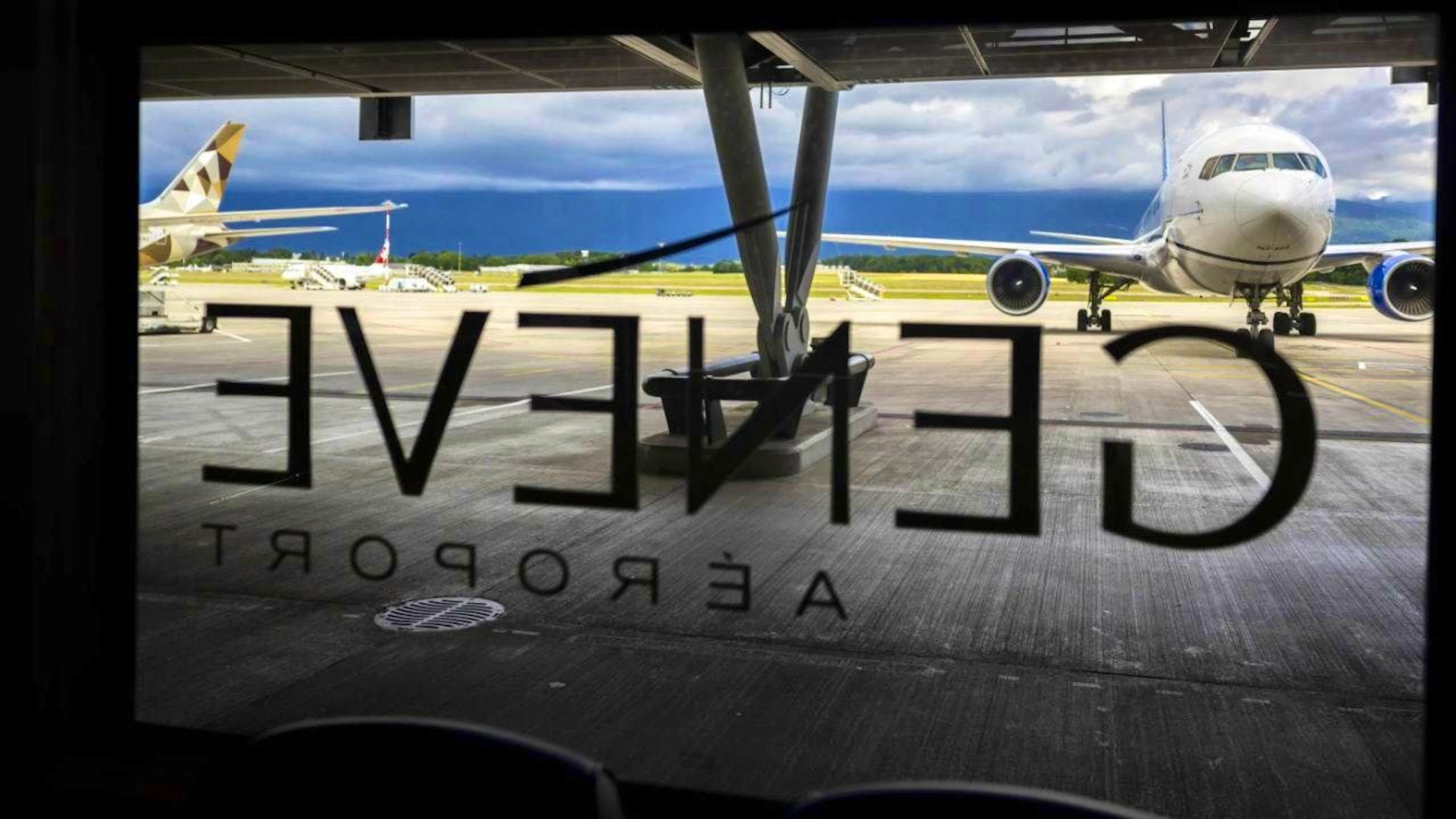Switzerland has not been officially invited to the G7 summit in Évian-les-Bains, France. However, it is committed to ensuring the summit’s security, particularly at Geneva Airport.