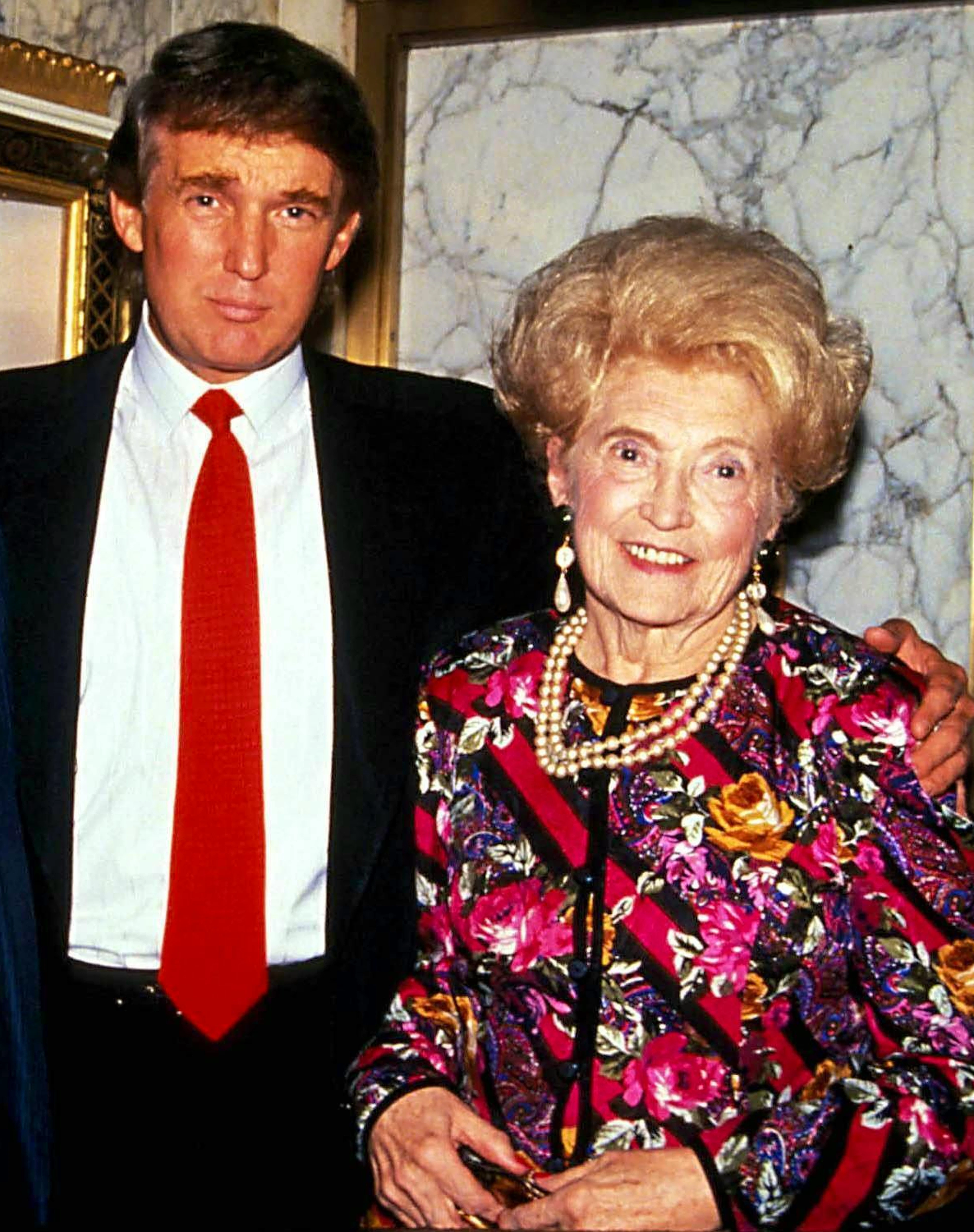 Gestatten: Das ist&nbsp;Mary Anne MacLeod Trump mit ihrem Sohn auf einem Foto von 1992. Der damals 80-Jährigen ist die Verwandtschaft zu Donald Trump ins Gesicht geschrieben. Als junge Frau sieht die Dame noch ganz anders aus, ...