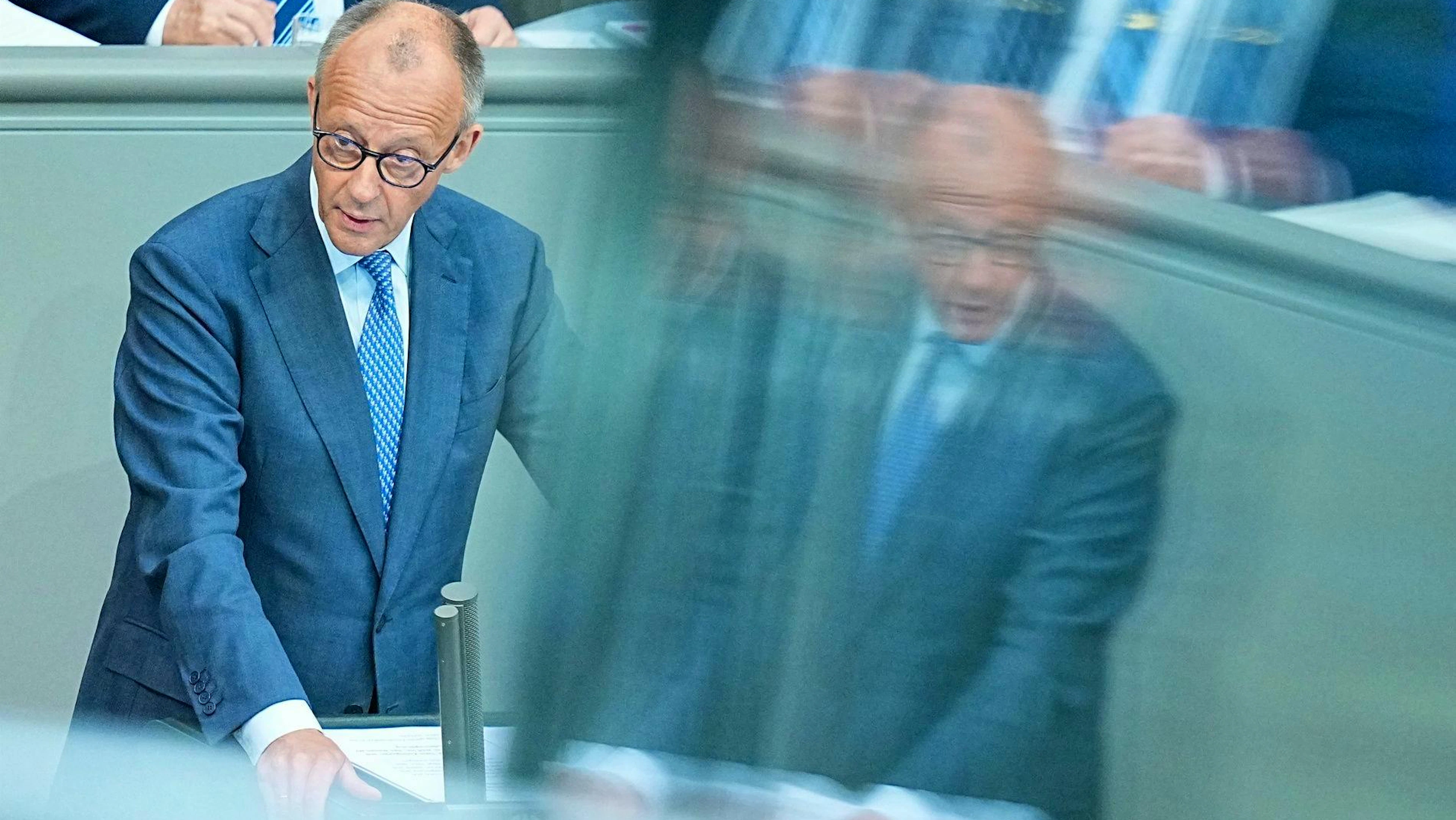 Bundeskanzler Friedrich Merz spricht im Plenarsaal im Bundestag bei einer Regierungserklärung – und lässt sich von der AfD nichts gefallen.
