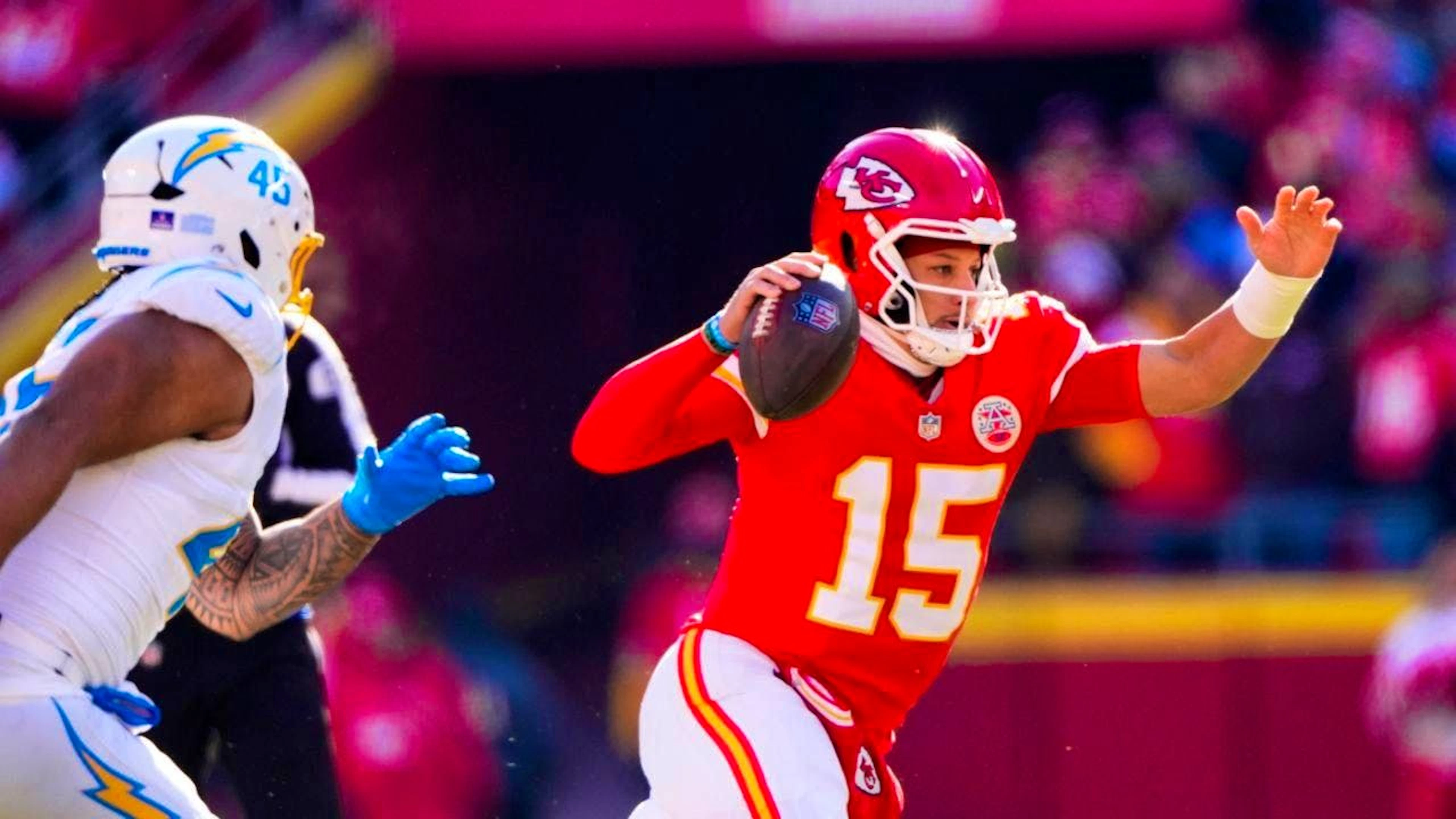 NFL – Superstar Patrick Mahomes has extended his contract with the Kansas City Chiefs by two years ahead of schedule.