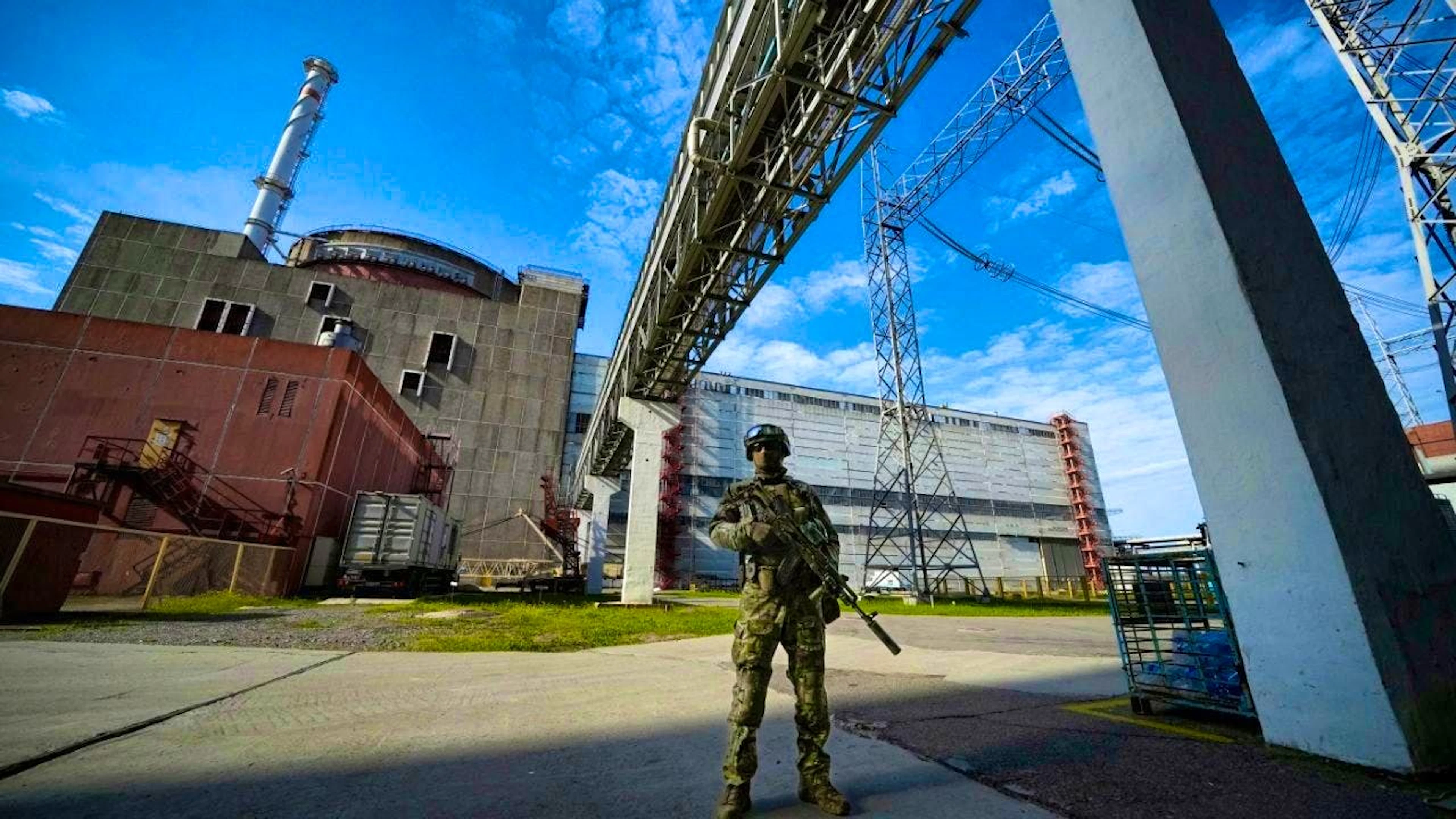ARCHIVE – A Russian soldier guards an area of the Zaporizhzhia Nuclear Power Plant. Photo: -/AP/dpa/Archive image