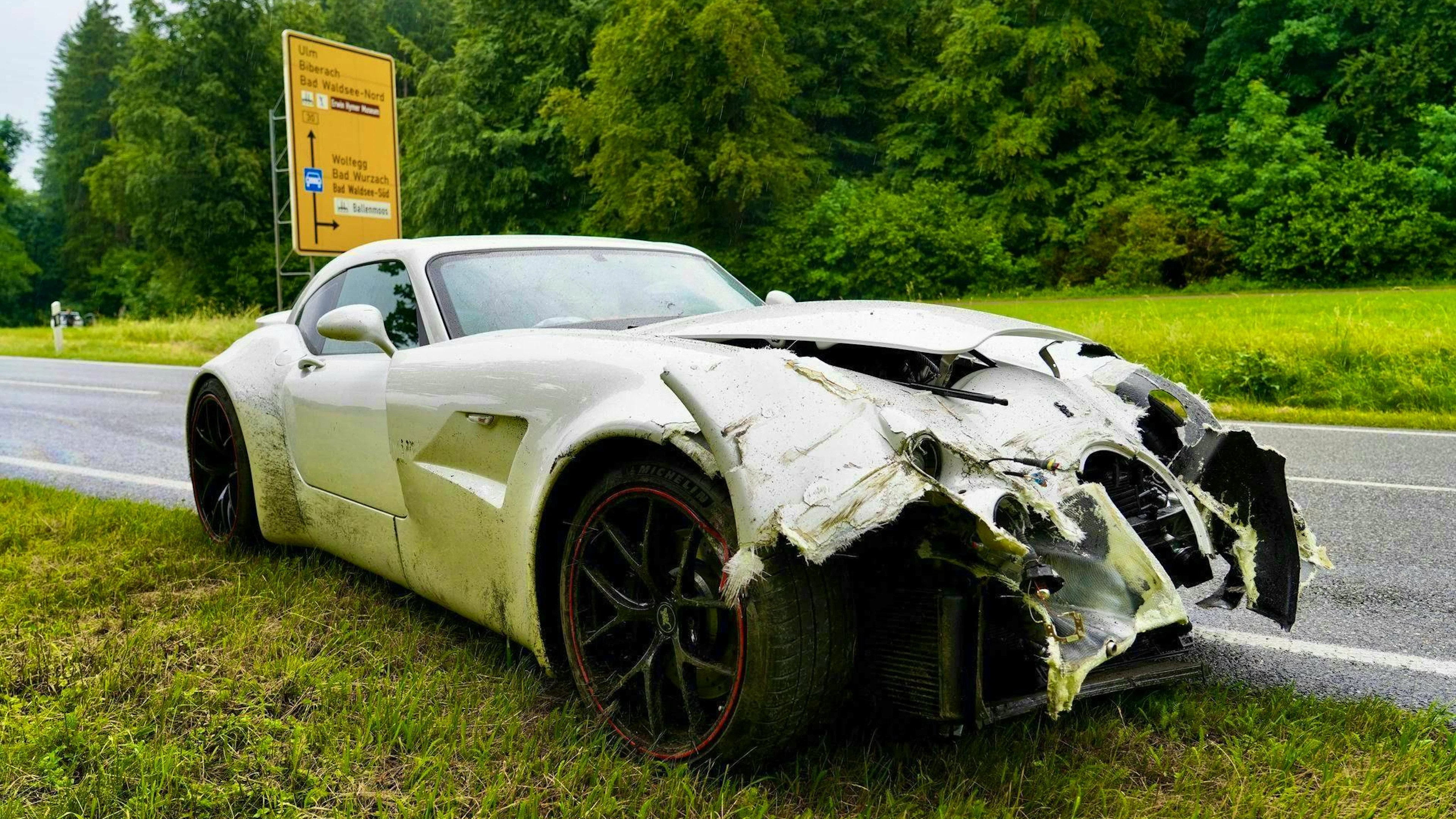 L'auto di lusso s'è schiantata mercoledì mattina in Germania.
