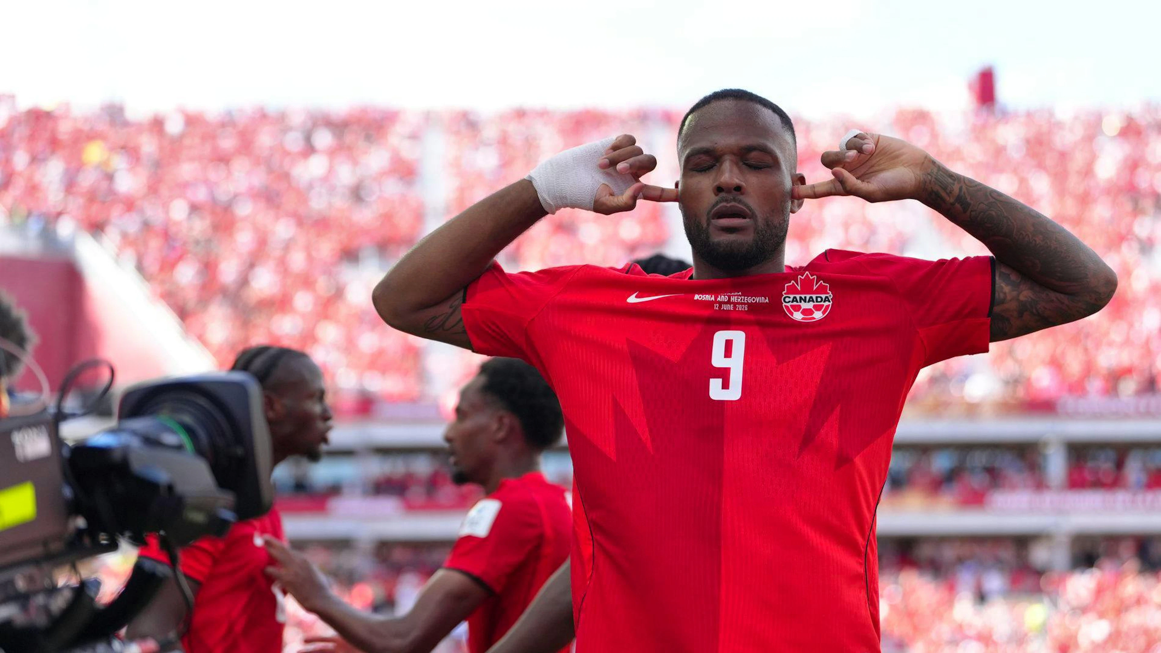 Larin ha segnato la rete che ha permesso al Canada di pareggiare contro la Bosnia, rispondendo al gol di Lukic.
