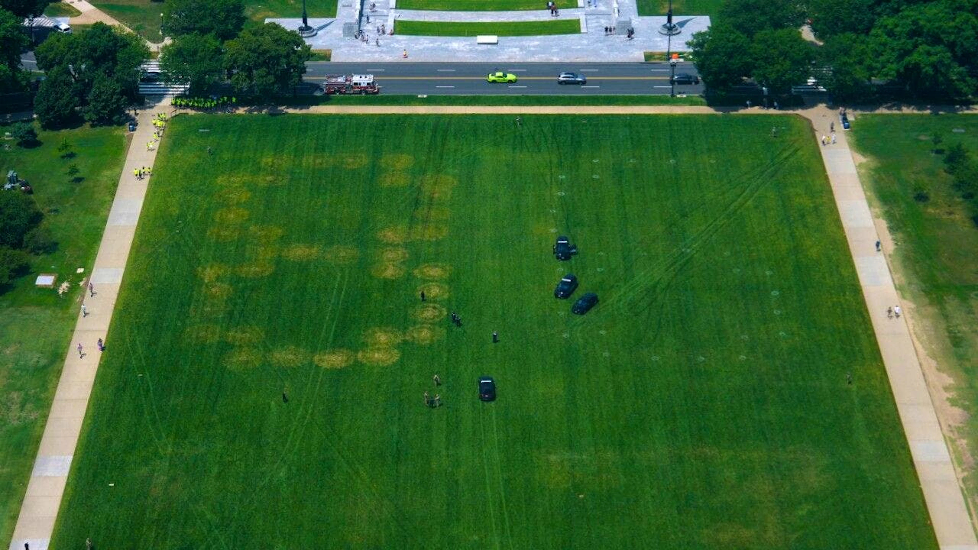 dpatopbilder – Auf dem Gras in der Nähe des Lincoln Memorials sind Verfärbungen zu sehen, die Zahlen bilden. Foto: Julia Demaree Nikhinson/AP/dpa