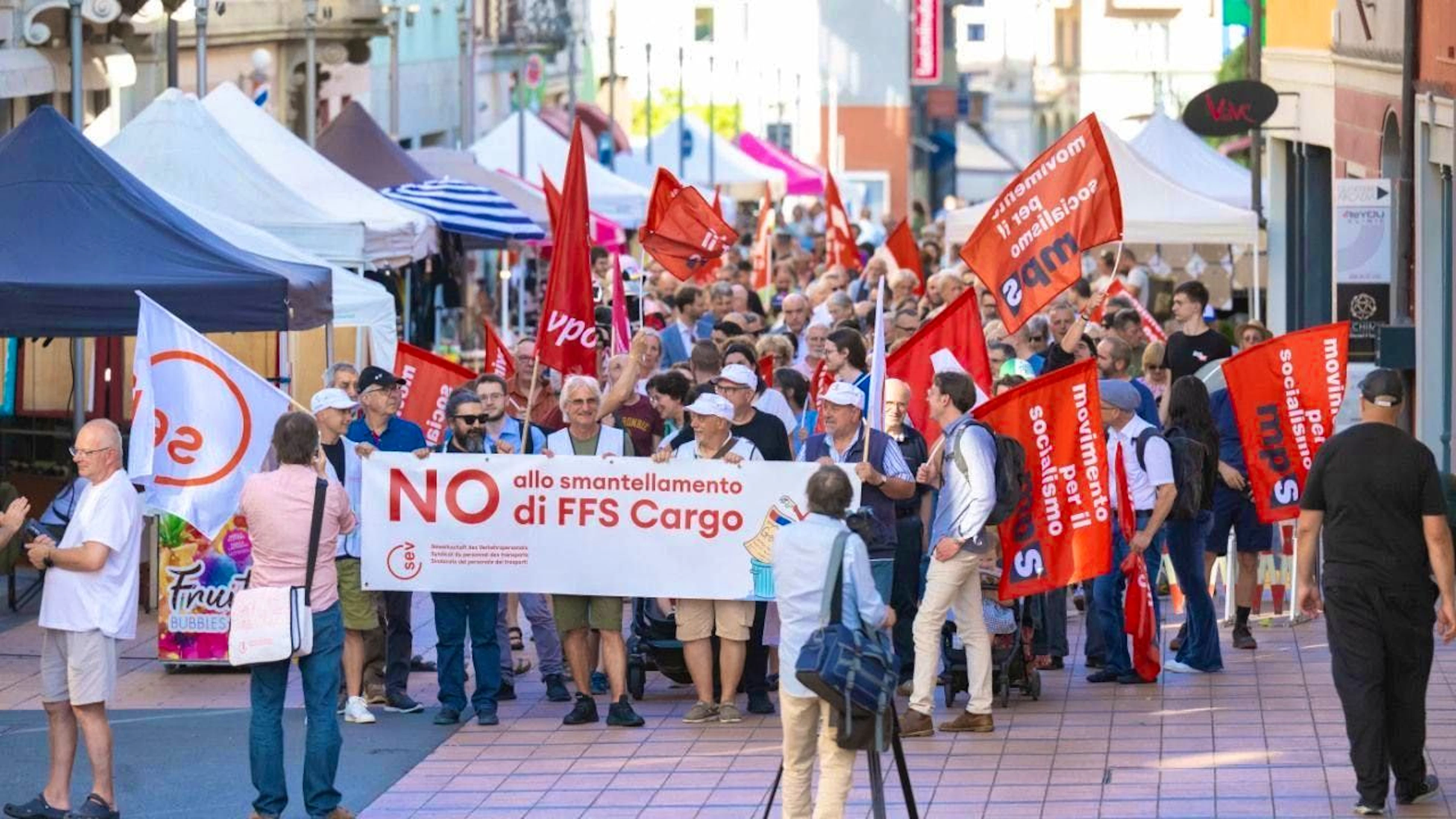 The demonstration in Chiasso was organized at the initiative of the “No to the Downsizing of SBB Cargo in Ticino” committee and the labor unions.