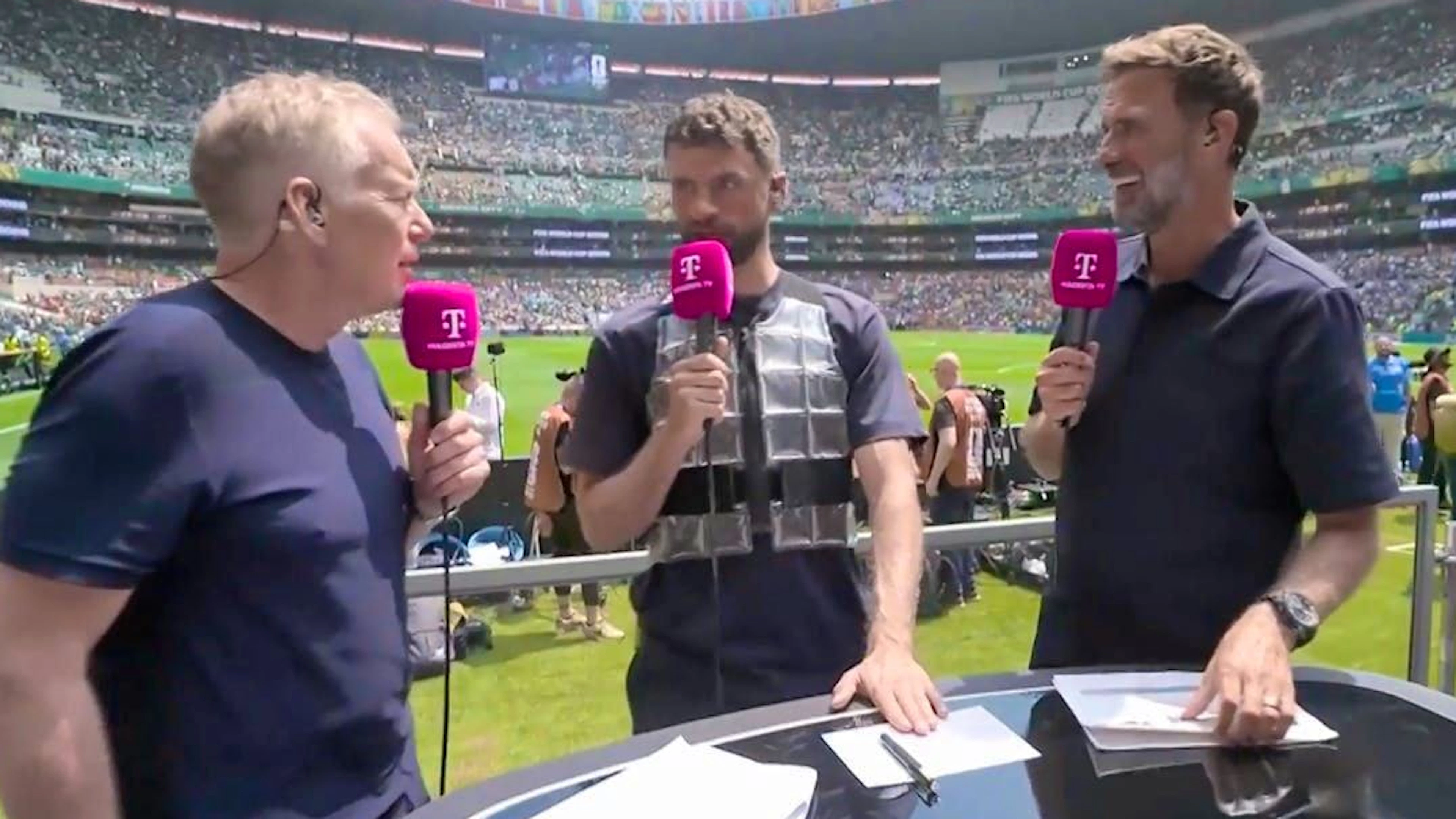 Thomas Müller (center) wearing the cooling vest.