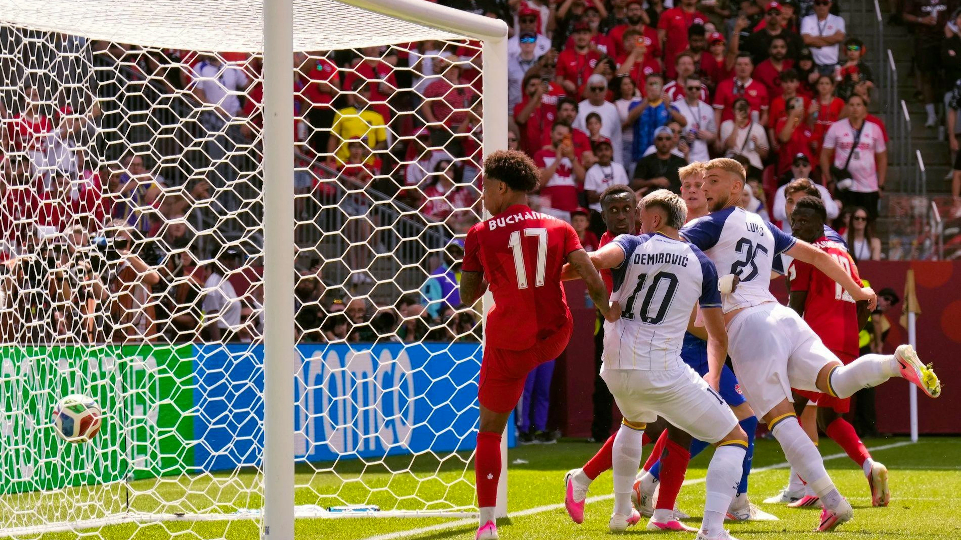 Jovo Lukic segna l'1 a 0 per la Bosnia.