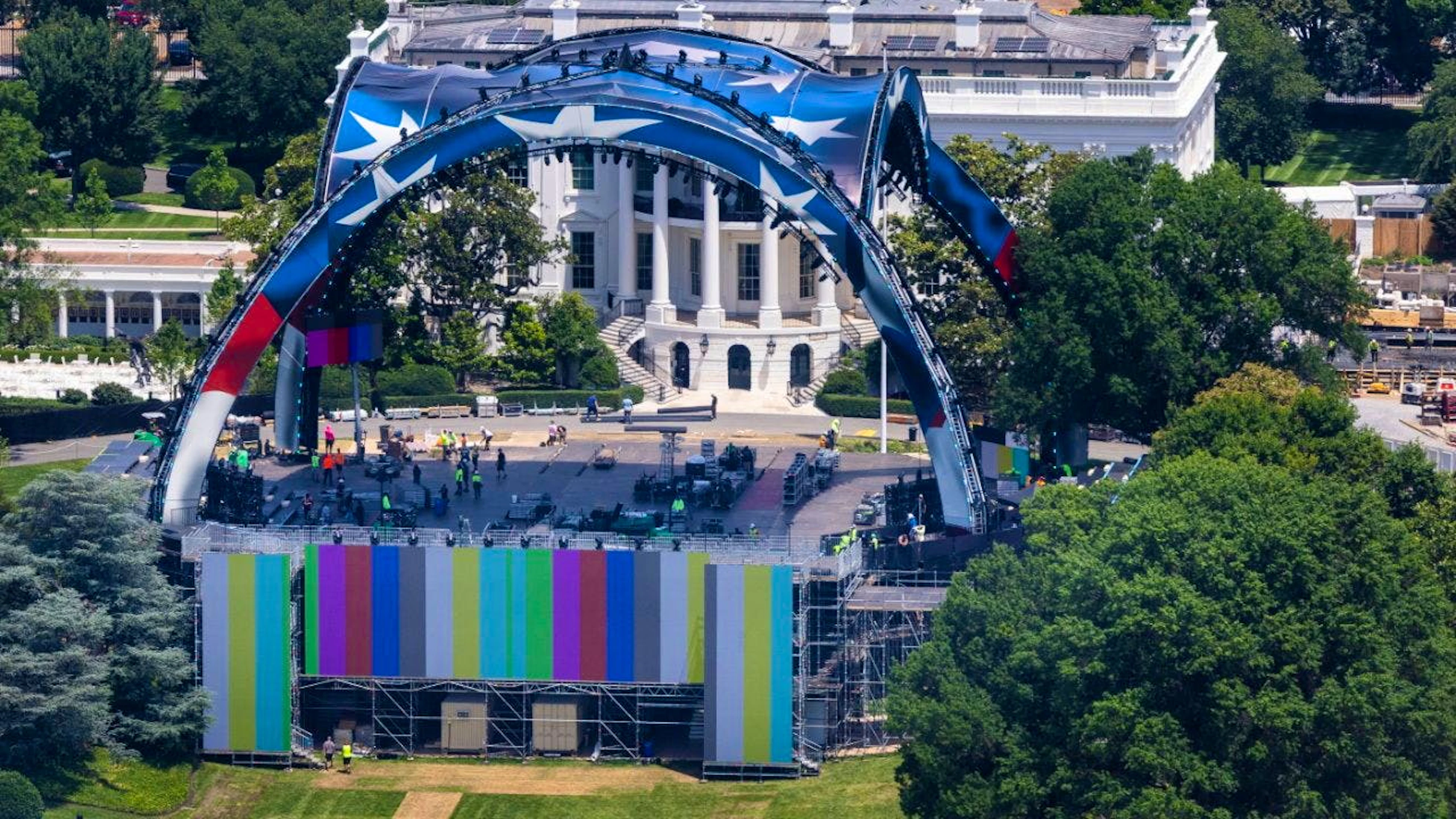 La struttura realizzata davanti alla Casa Bianca in occasione degli 80 anni di Donald Trump.