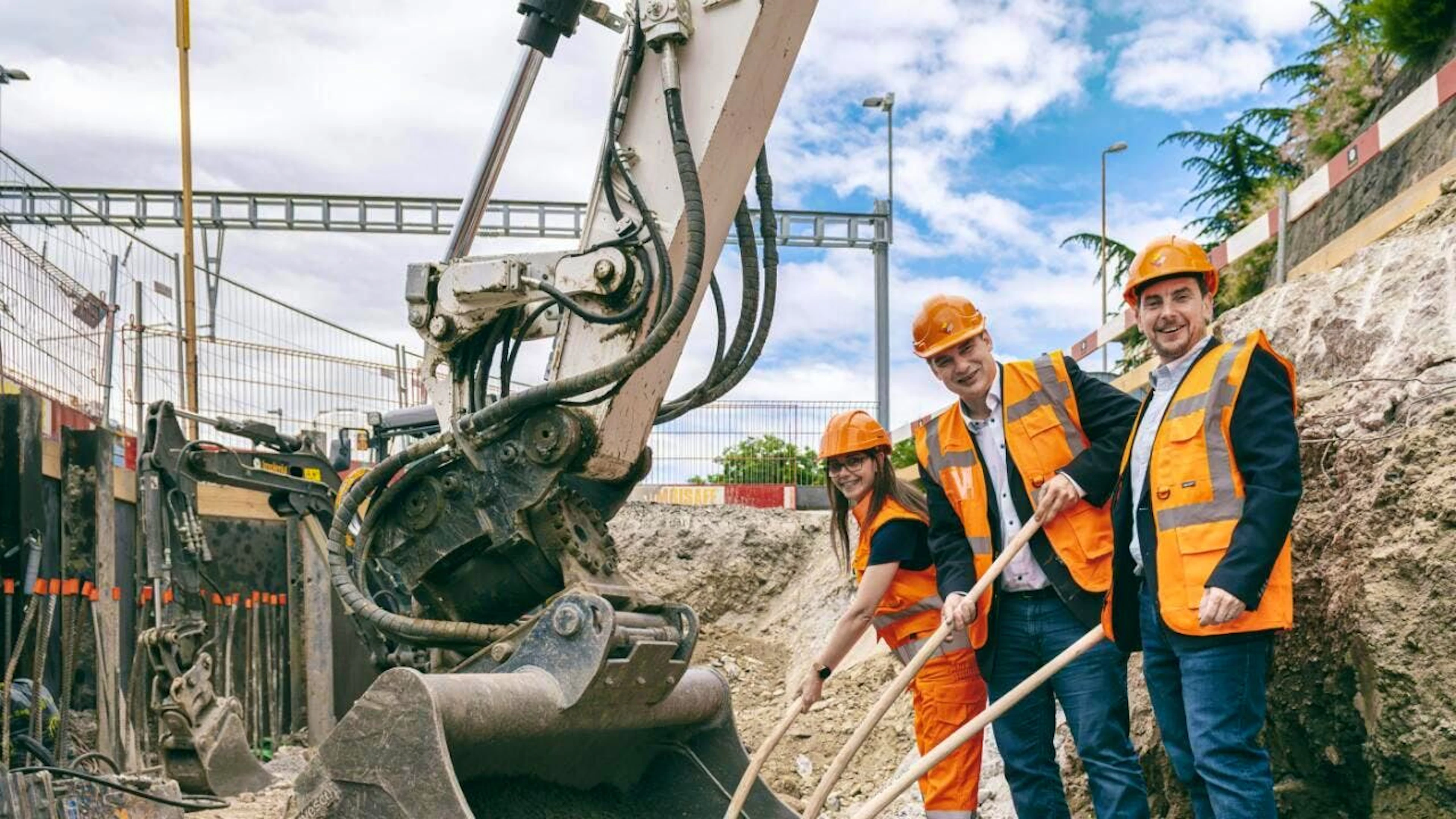 La première pierre de la reconstruction du Pont Beaulieu a été posée en présence de Pierre Berthod, président de la Ville de Sierre, Pierre Kenzelmann, conseiller municipal à Sierre, et Mariangela Acerra, cheffe de projet auprès des CFF.