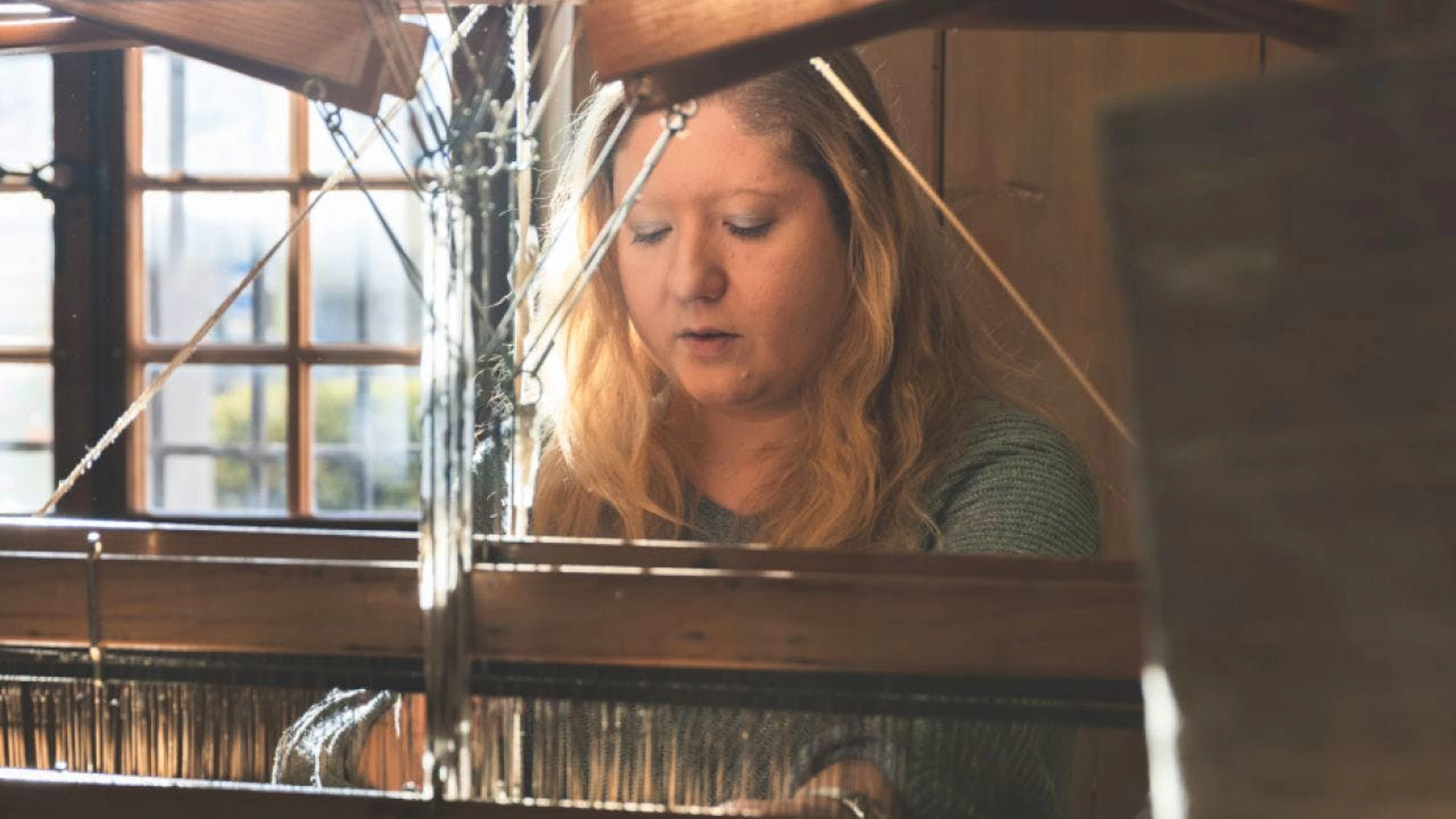 La Tessitura Valposchiavo esiste da oltre 70 anni. Dopo un periodo di crisi che ha portato alla creazione dell'Associazione Pro Tessitura si guarda al futuro con ottimismo, anche se mancano le risorse personali.