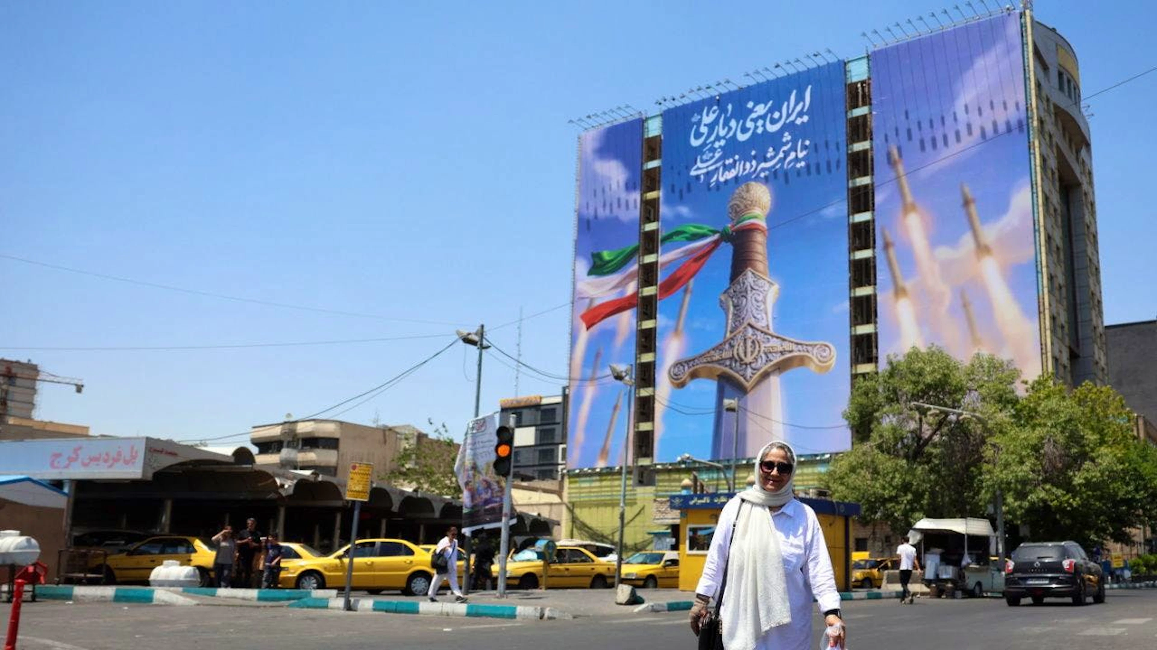 In una strada di Teheran.