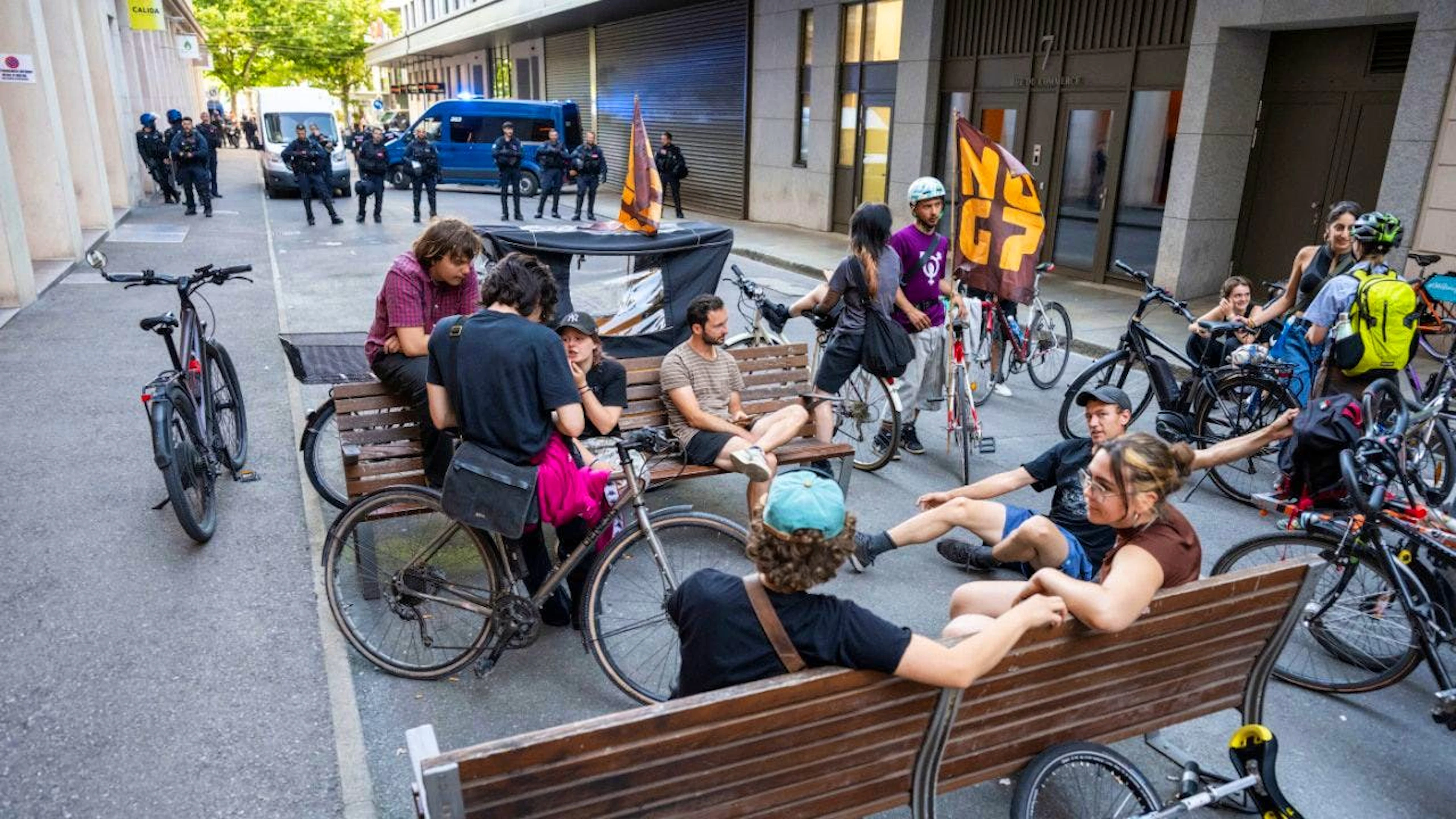 La police quadrillait le quartier et a contrôlé les identités de tous les cyclistes qui sortaient du périmètre.
