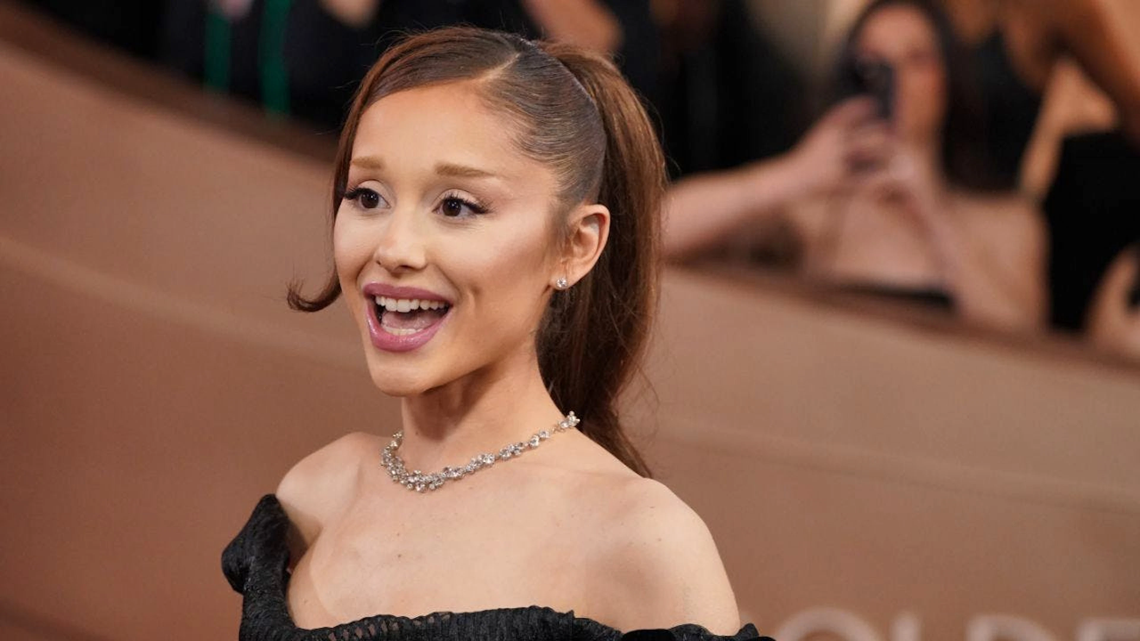 Ariana Grande (nella foto d'archivio all'ultimo Golden Globe) contro l'ICE: «Non usate la mia musica per questa assurdità barbara, disumana e odiosa».