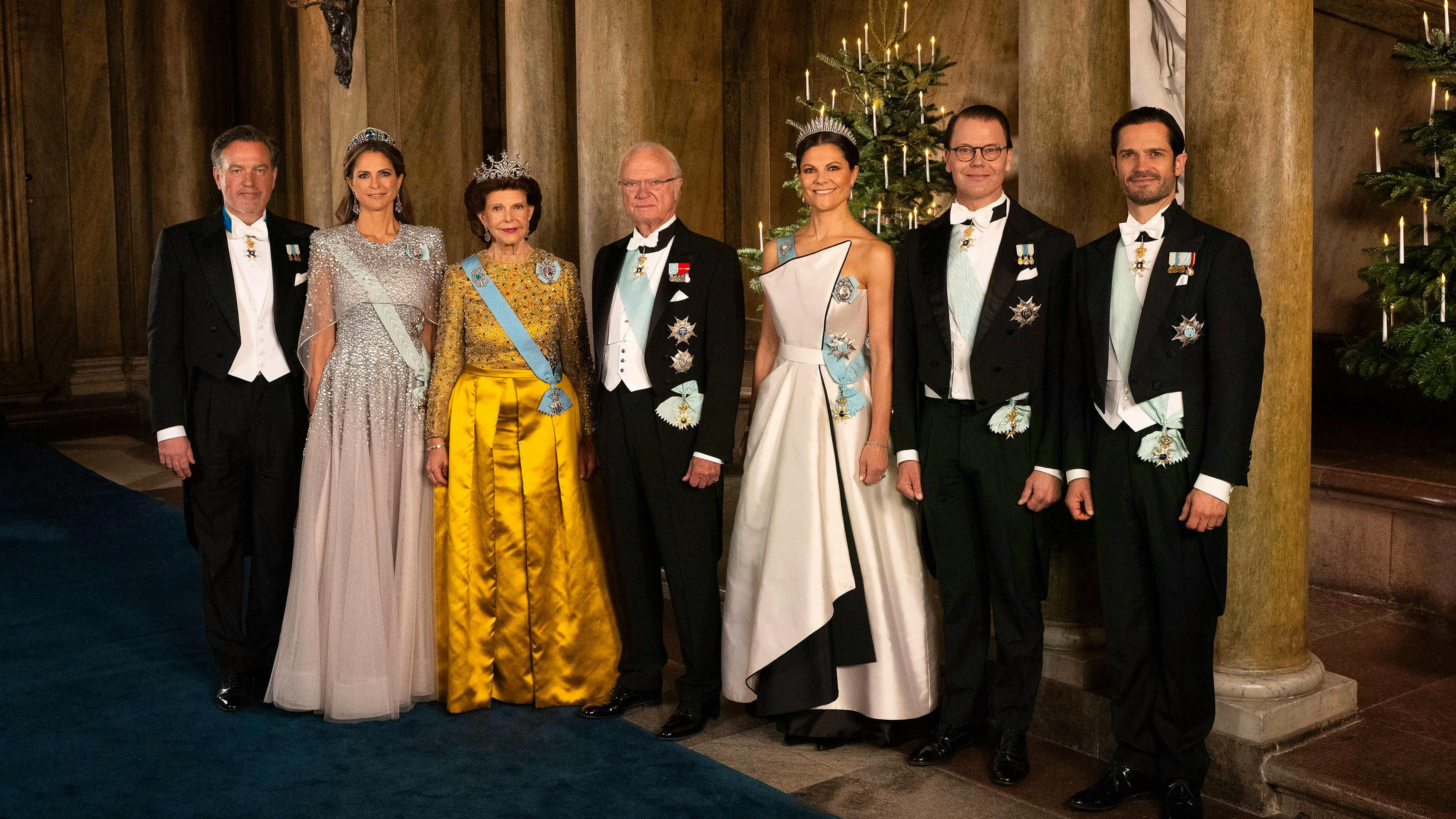 Die schwedische Königsfamilie im Königlichen Schloss anlässlich der Nobelpreisfeierlichkeiten in Stockholm, Schweden, am 10. Dezember 2025: Christopher O’Neill, Prinzessin Madeleine, Königin Silvia, König Carl Gustaf, Kronprinzessin Victoria, Prinz Daniel und Prinz Carl Philip.