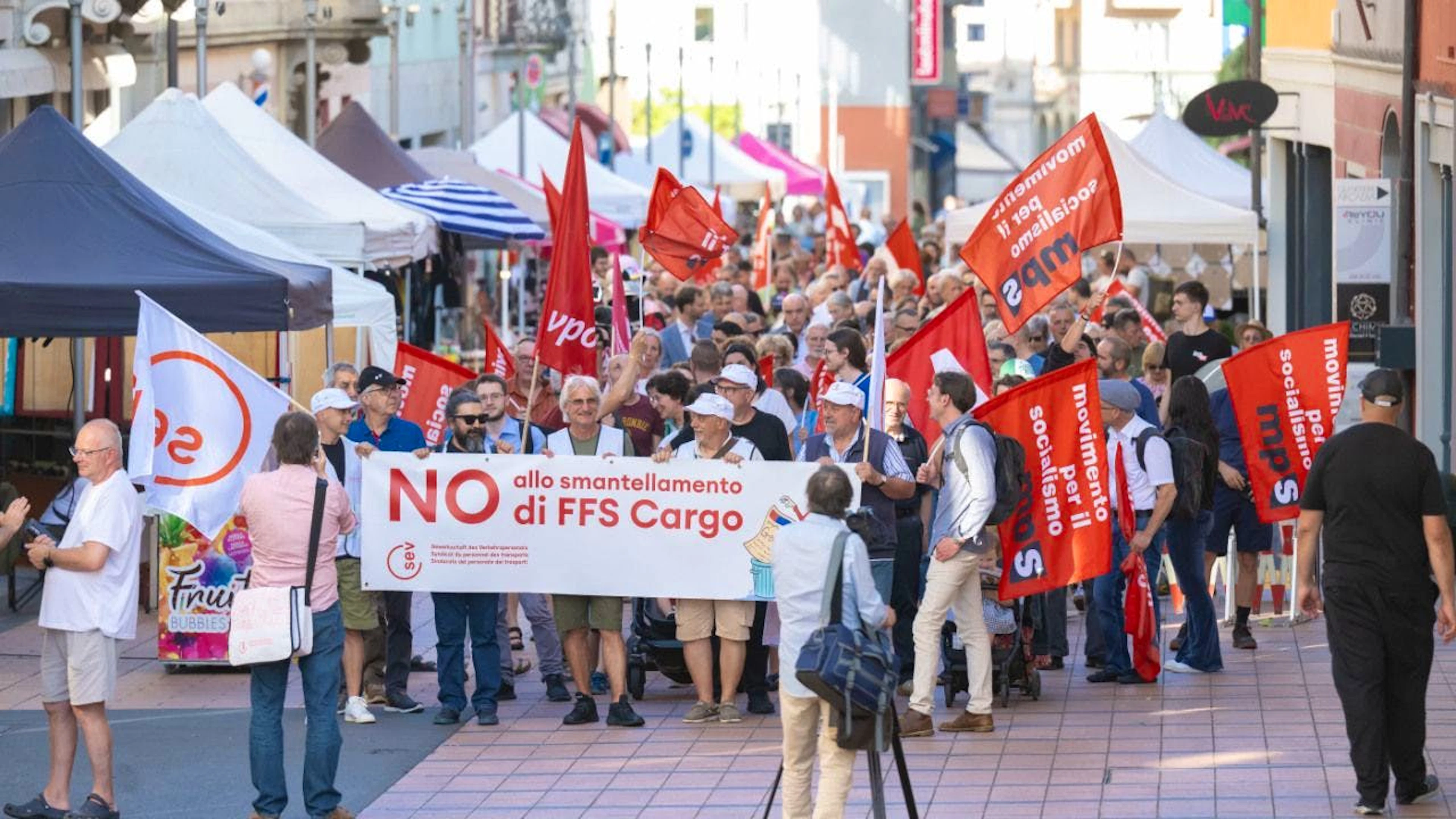 La manifestation avait été organisée à l’appel du Comité «Non au démantèlement de CFF Cargo au Tessin» et des syndicats de la branche.
