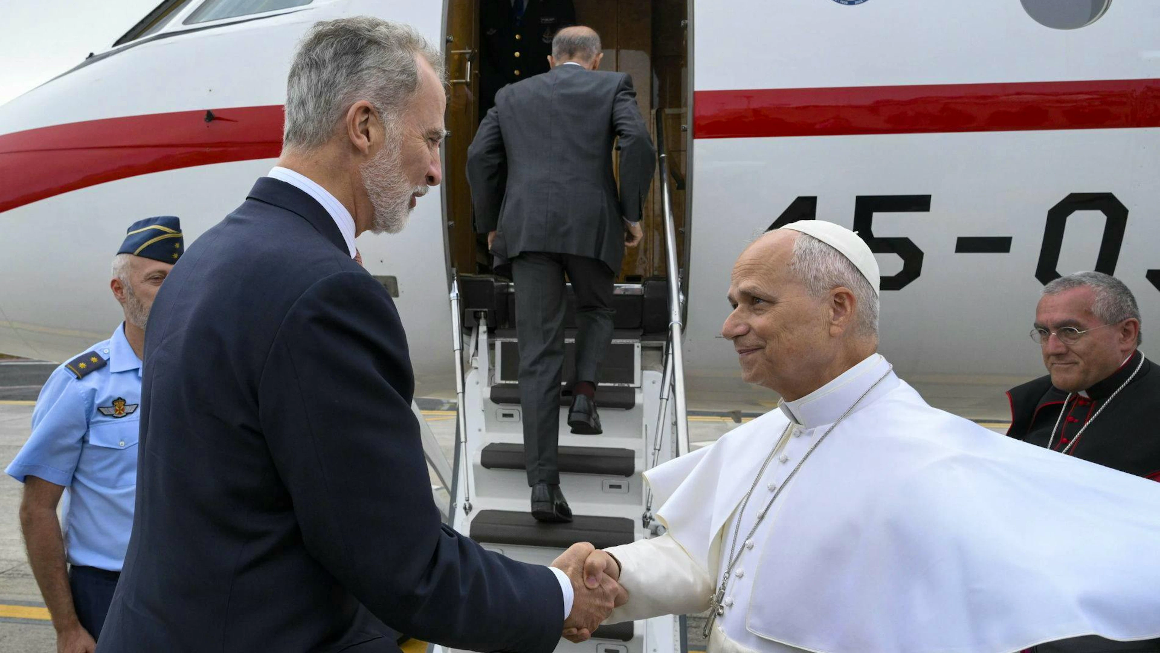 S'è chiusa con un imprevisto la visita di Leone in Spagna.