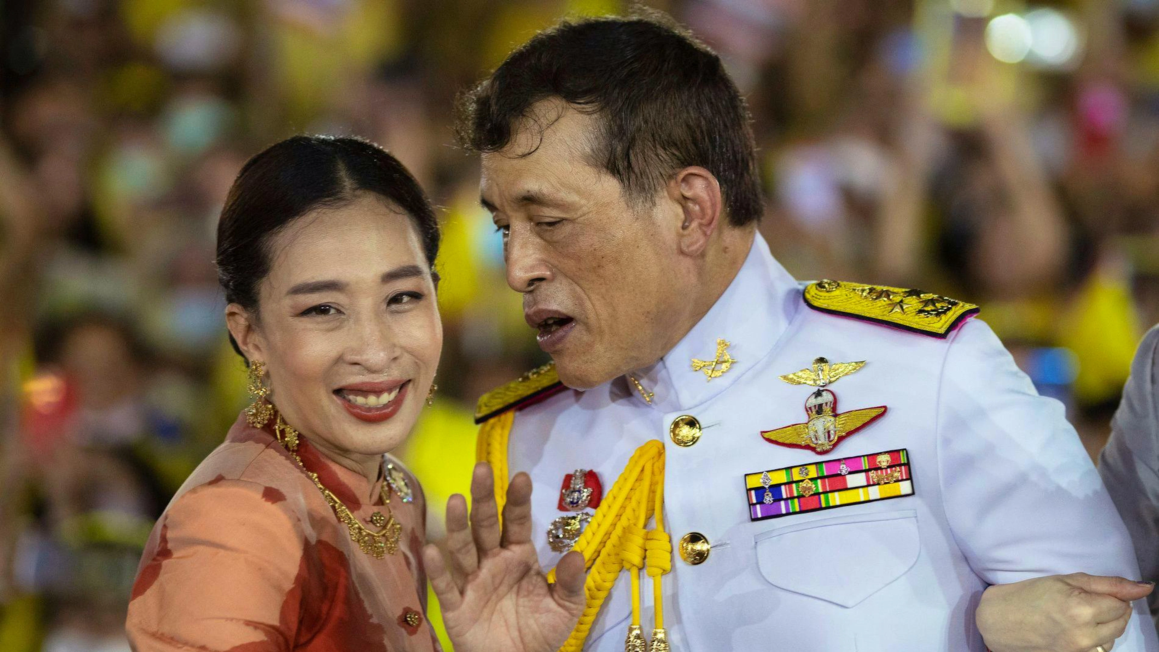 Prinzessin Bajrakitiyabha mit ihrem Vater, König Maha Vajiralongkorn am 1. November 2020 in Bangkok.