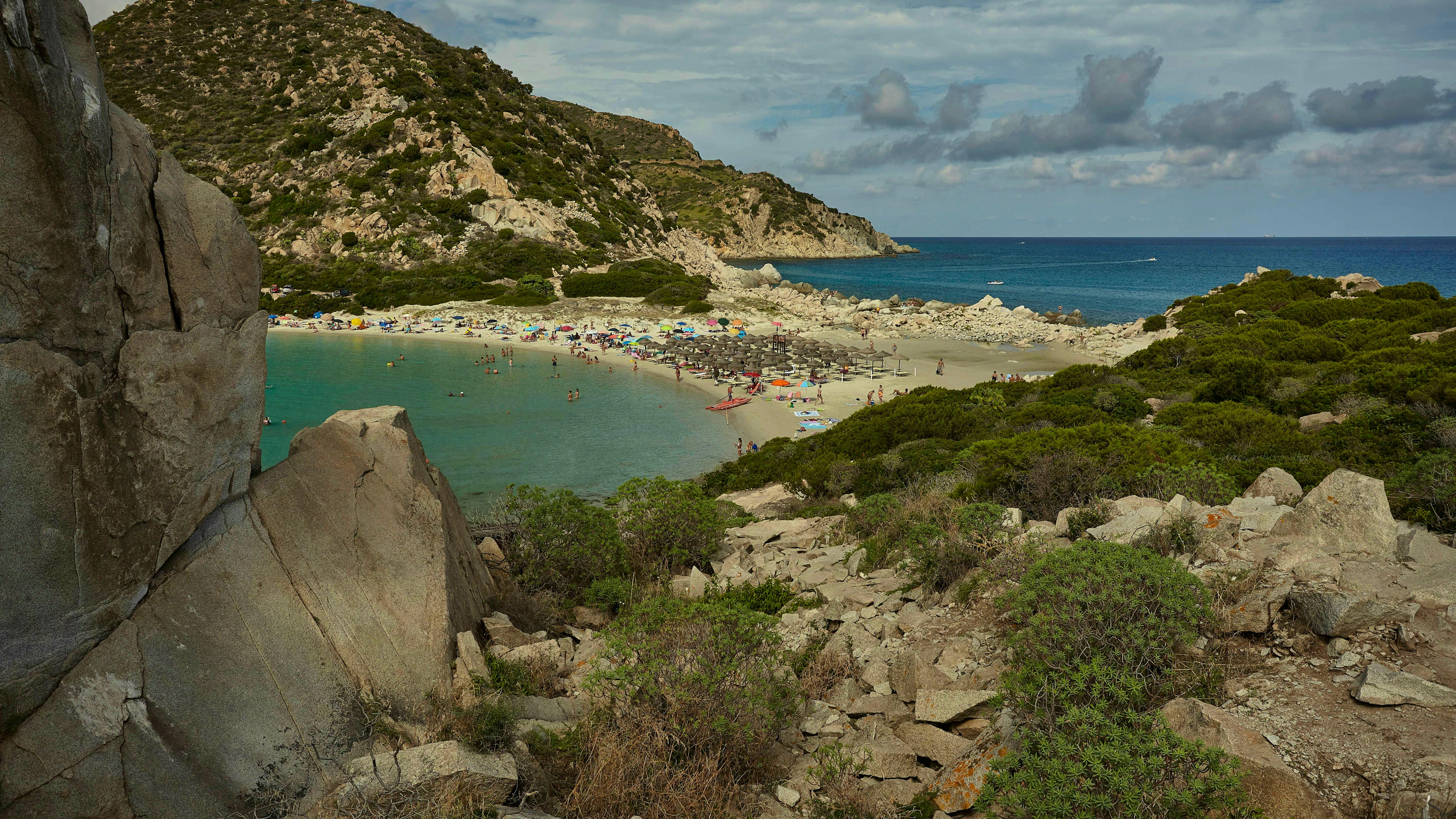 Am Strand Punta Molentis auf Sardinien gelten nach Waldbränden neue Regeln.