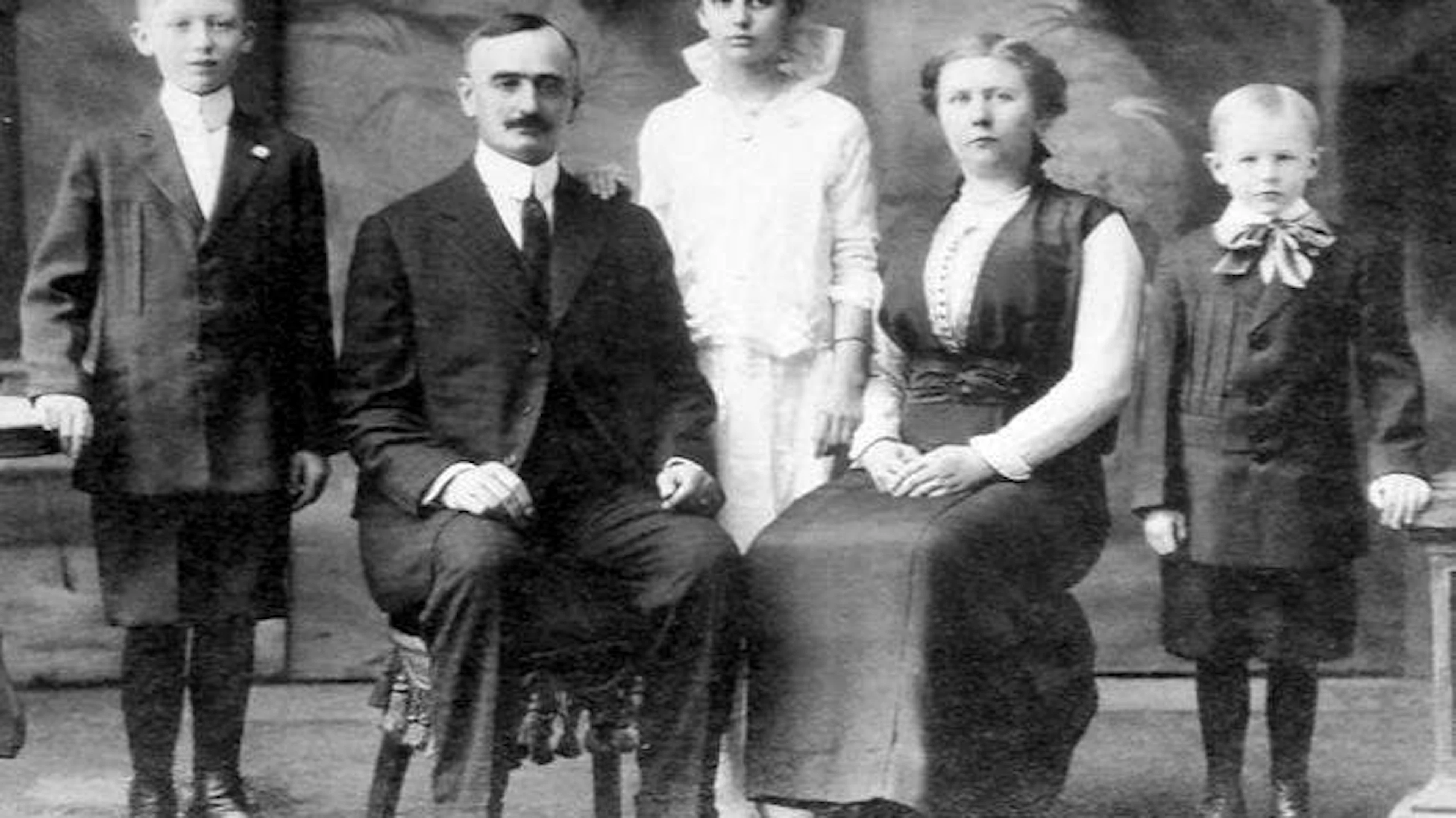 Frederick alias Friedrich Trumop, seine Frau Elisabeth Trump und die Kinder (von links) Fred (Donald Trumps Vater), Elizabeth und John auf einem Bild von circa 1915.