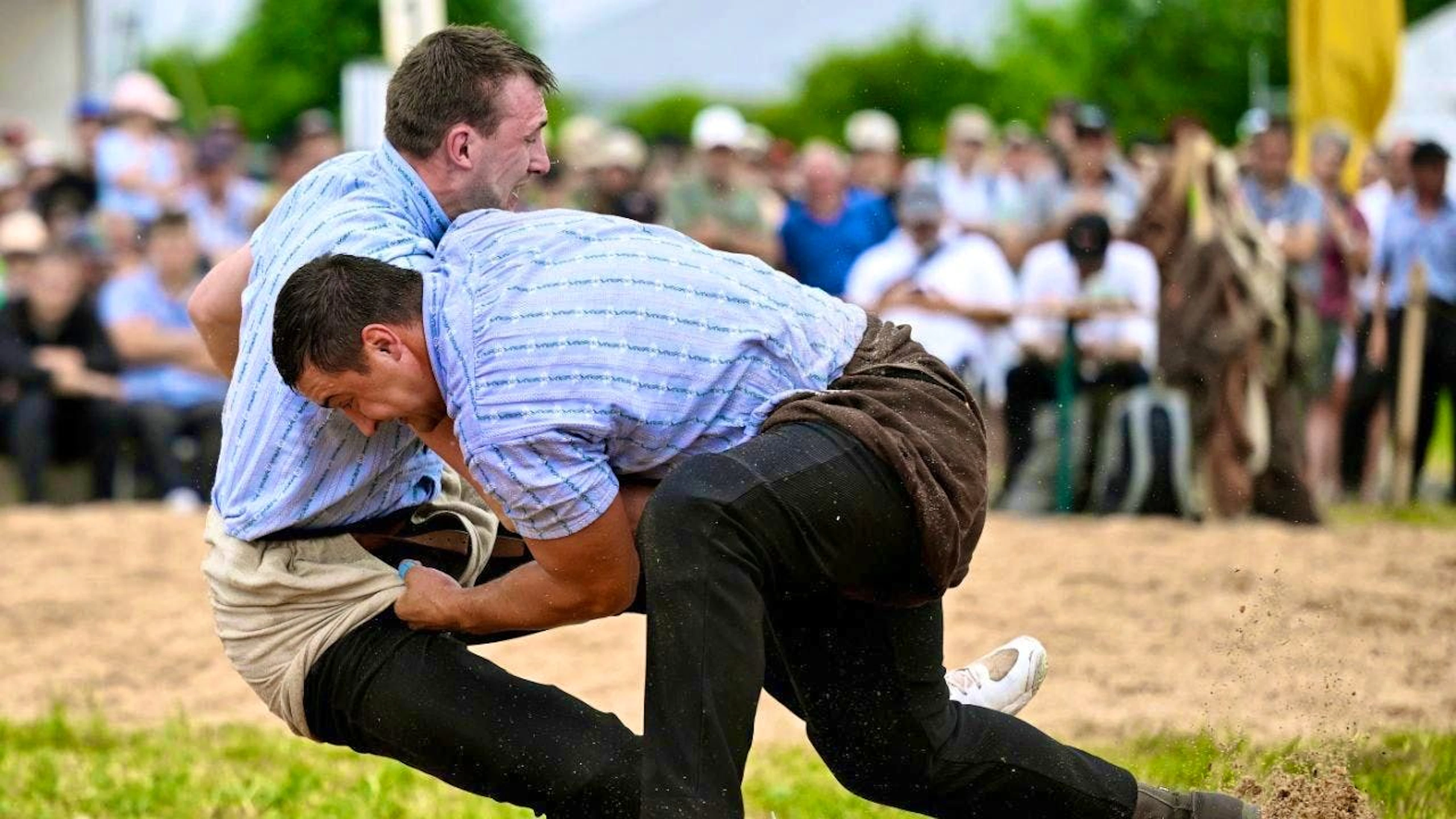 Werner Schlegel (right) and Damian Ott in the final bout of the 2026 St. Gallen Cantonal Schwing Festival in Schmerikon