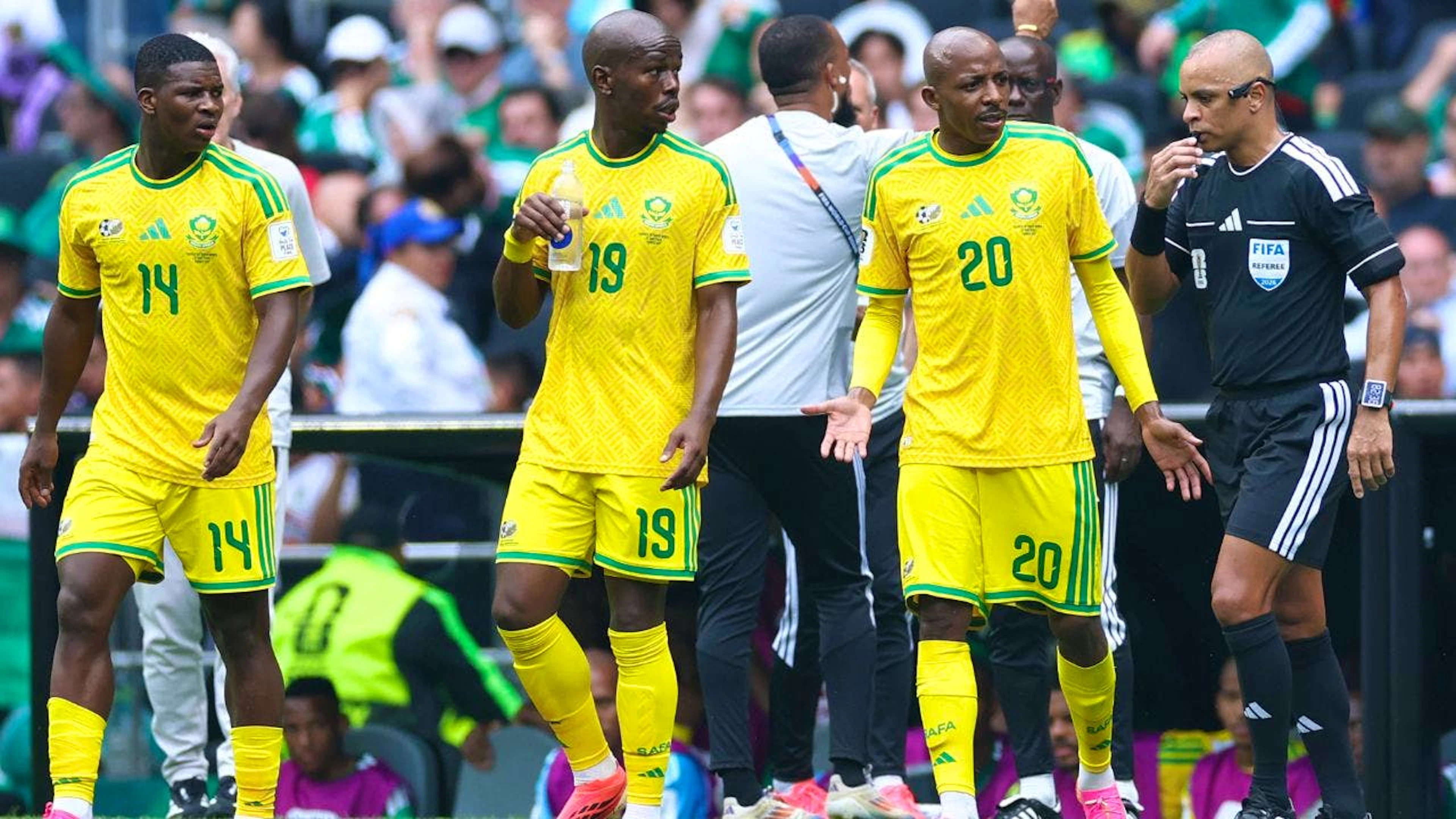 Schiedsrichter Sampaio lässt die Südafrika-Spieler ratlos zurück.