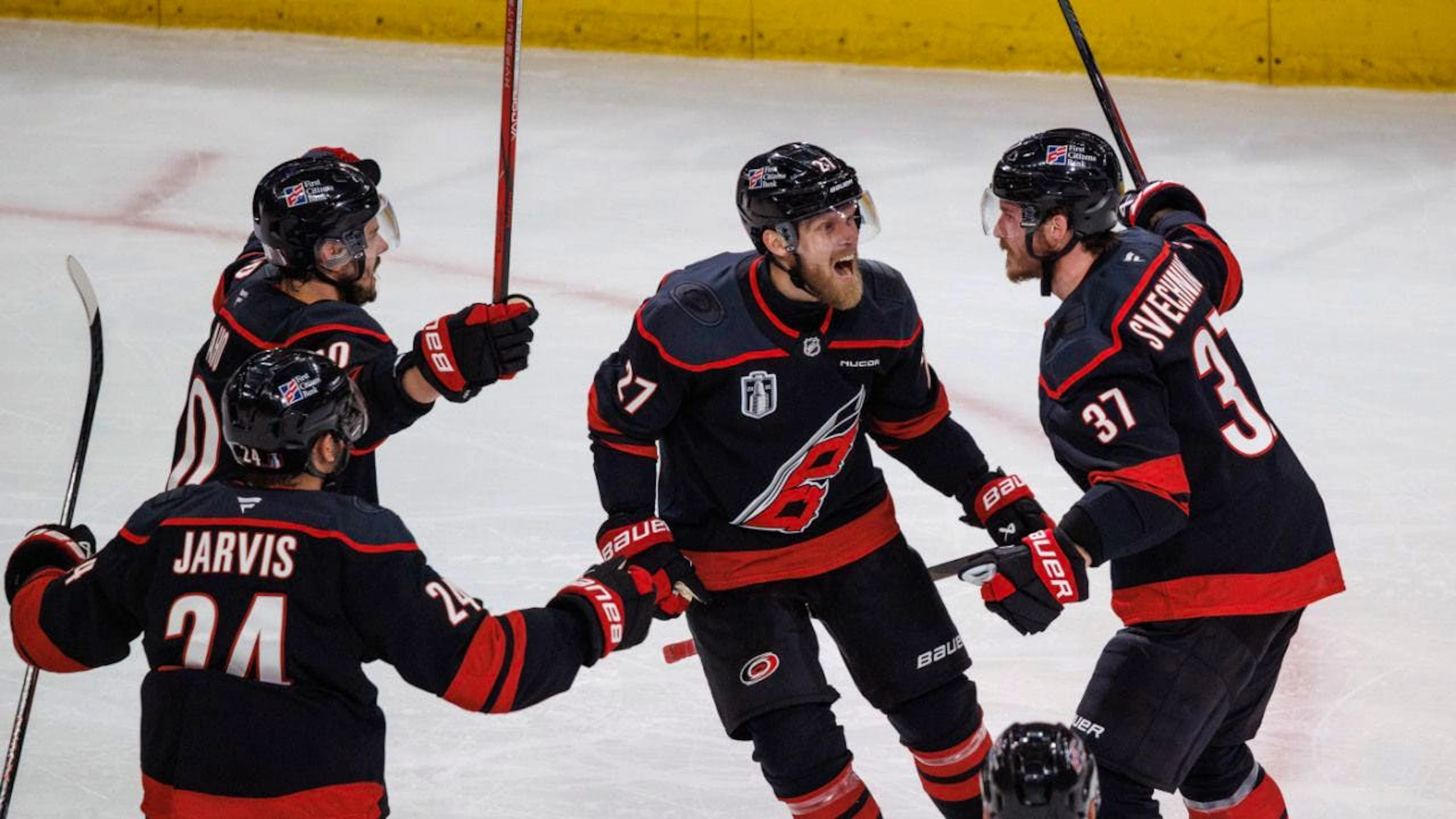 Nikolaj Ehlers (Bildmitte), steht mit den Carolina Hurricanes vor dem Gewinn des Stanley Cup.