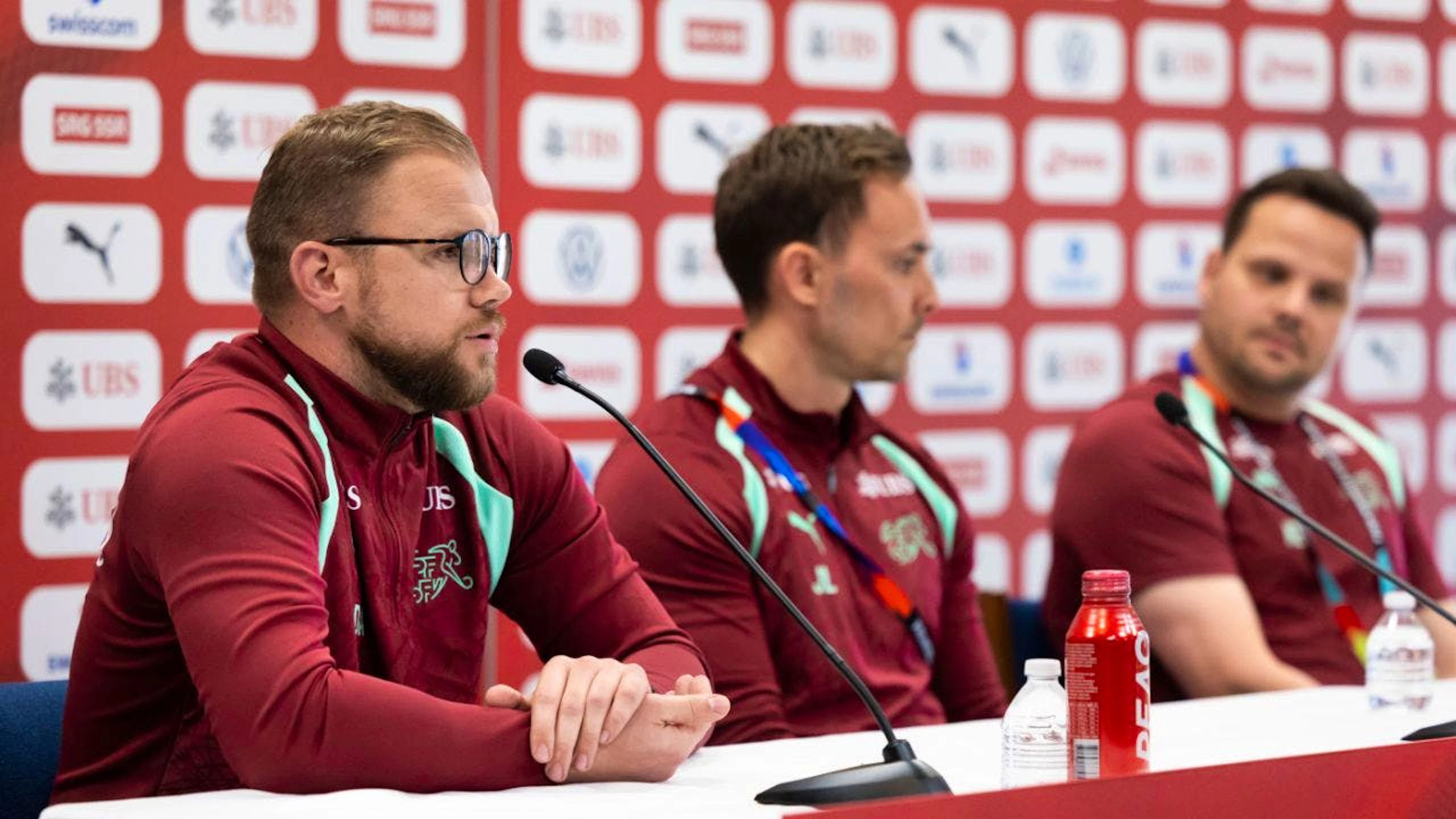 Adnan Alicajic (vorne) und im Hintergrund Julian Lauer und Kevin Ehmes sind die drei Matchanalysten des Schweizer Nationalteams