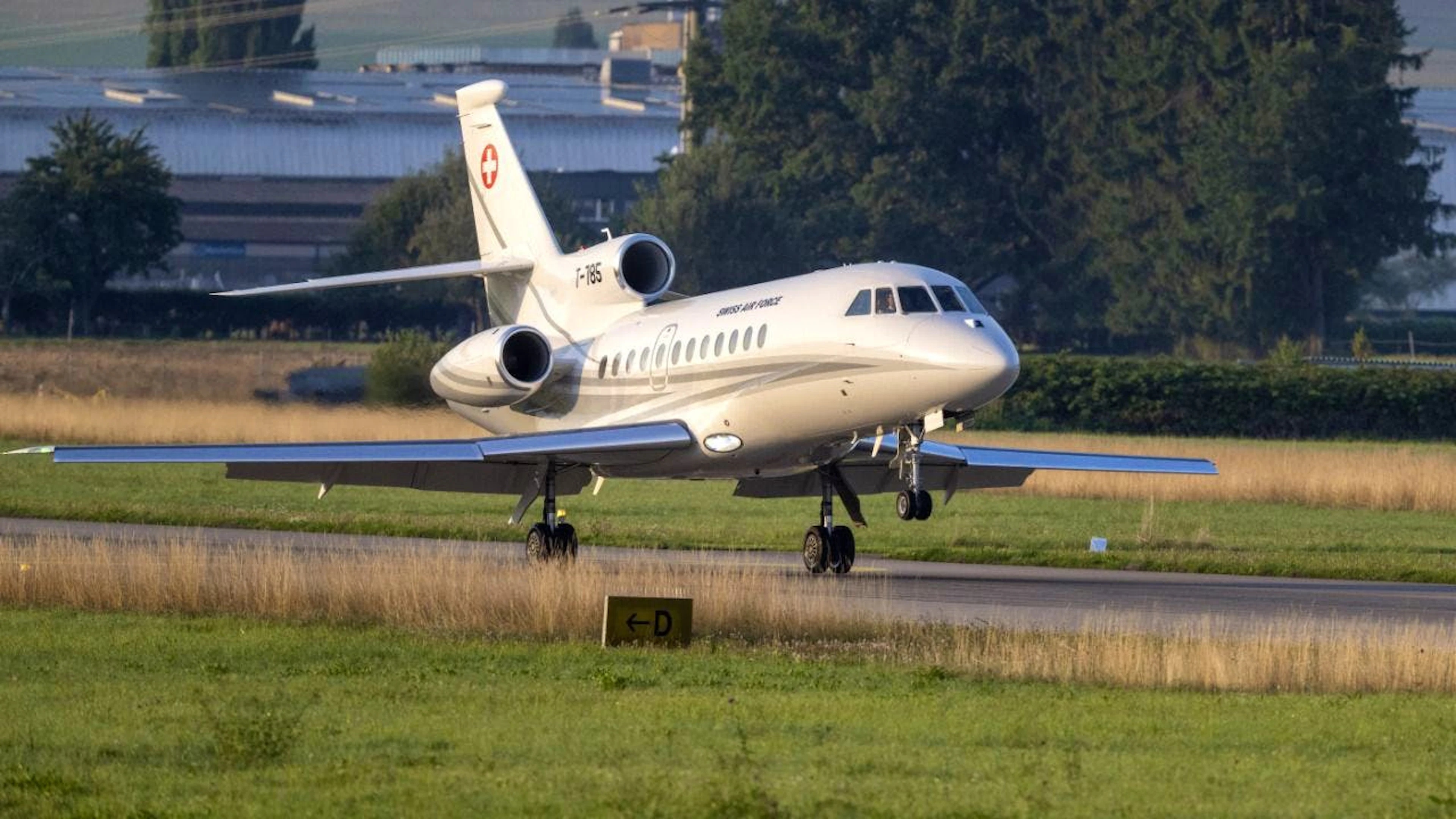 Hoch hinaus: Im vergangenen Jahr ist die Landesregierung wieder mehr geflogen. (Archivbild: Bundesratsjet landet nach einem Bundesratsbesuch in Washington D.C. im August 2025 in Bern-Belp)