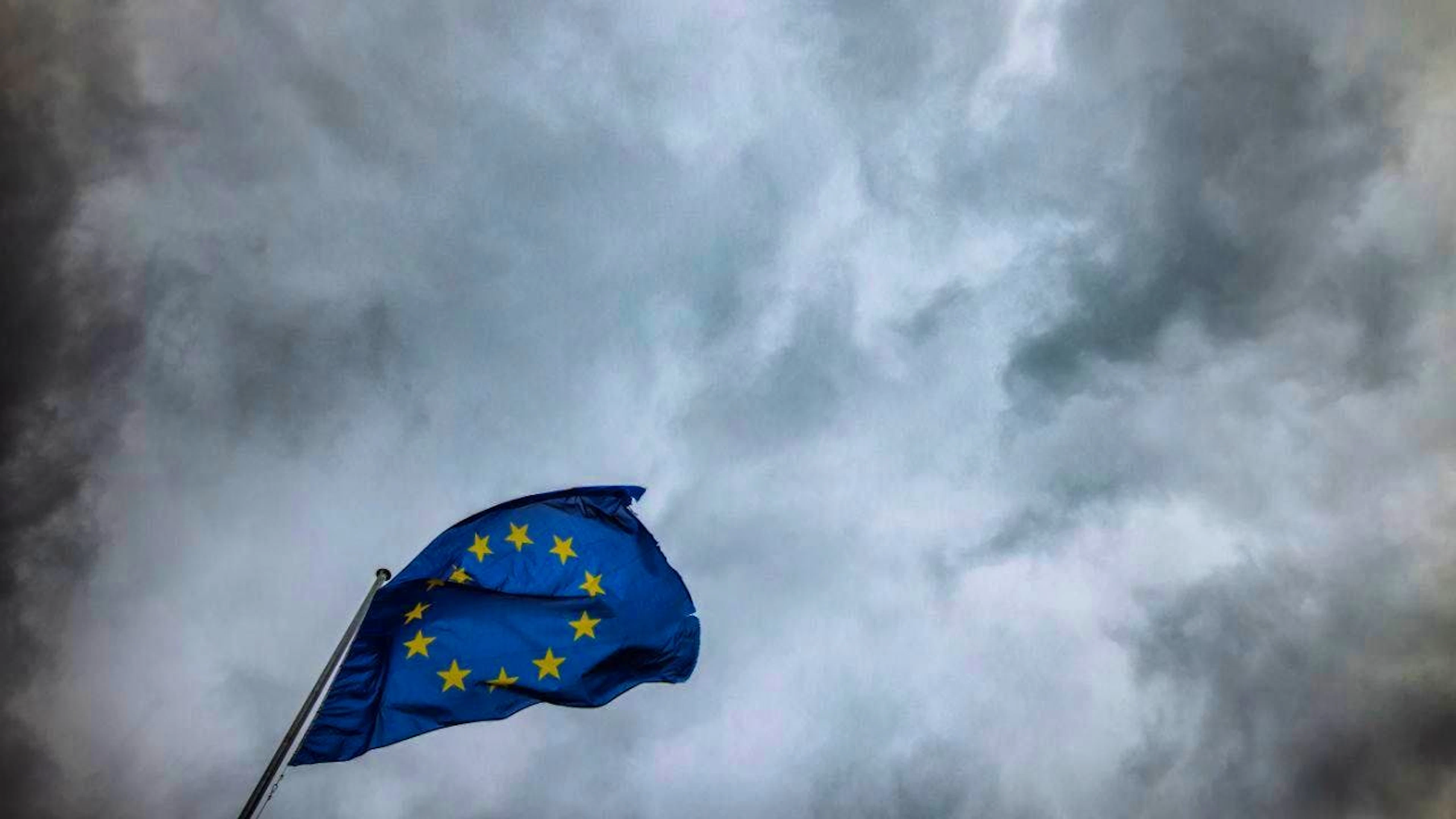 ARCHIVE – The European Union flag flutters in the wind. Photo: Philipp von Ditfurth/dpa