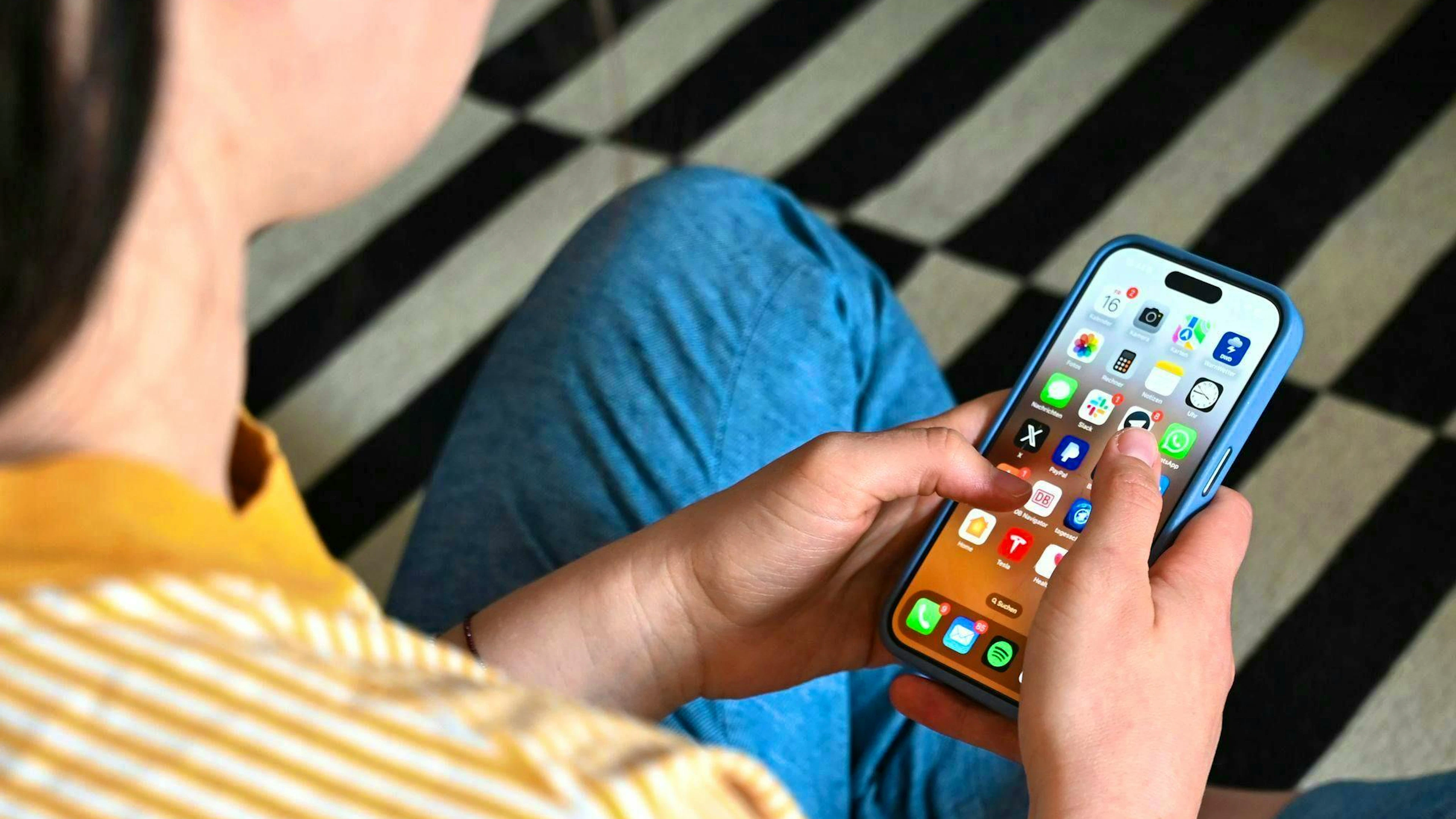 Young people are particularly affected by mental stress. The University of Bern has therefore developed a short-term digital program to provide support for mental health issues. (Stock image)