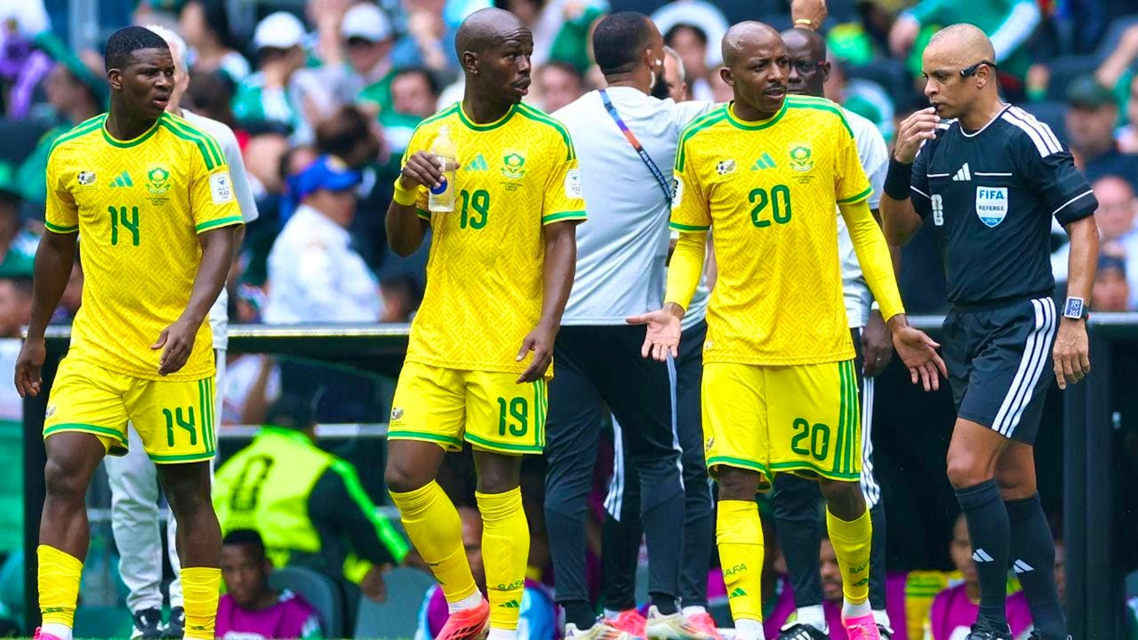 L'arbitro Sampaio lascia perplessi i giocatori sudafricani.