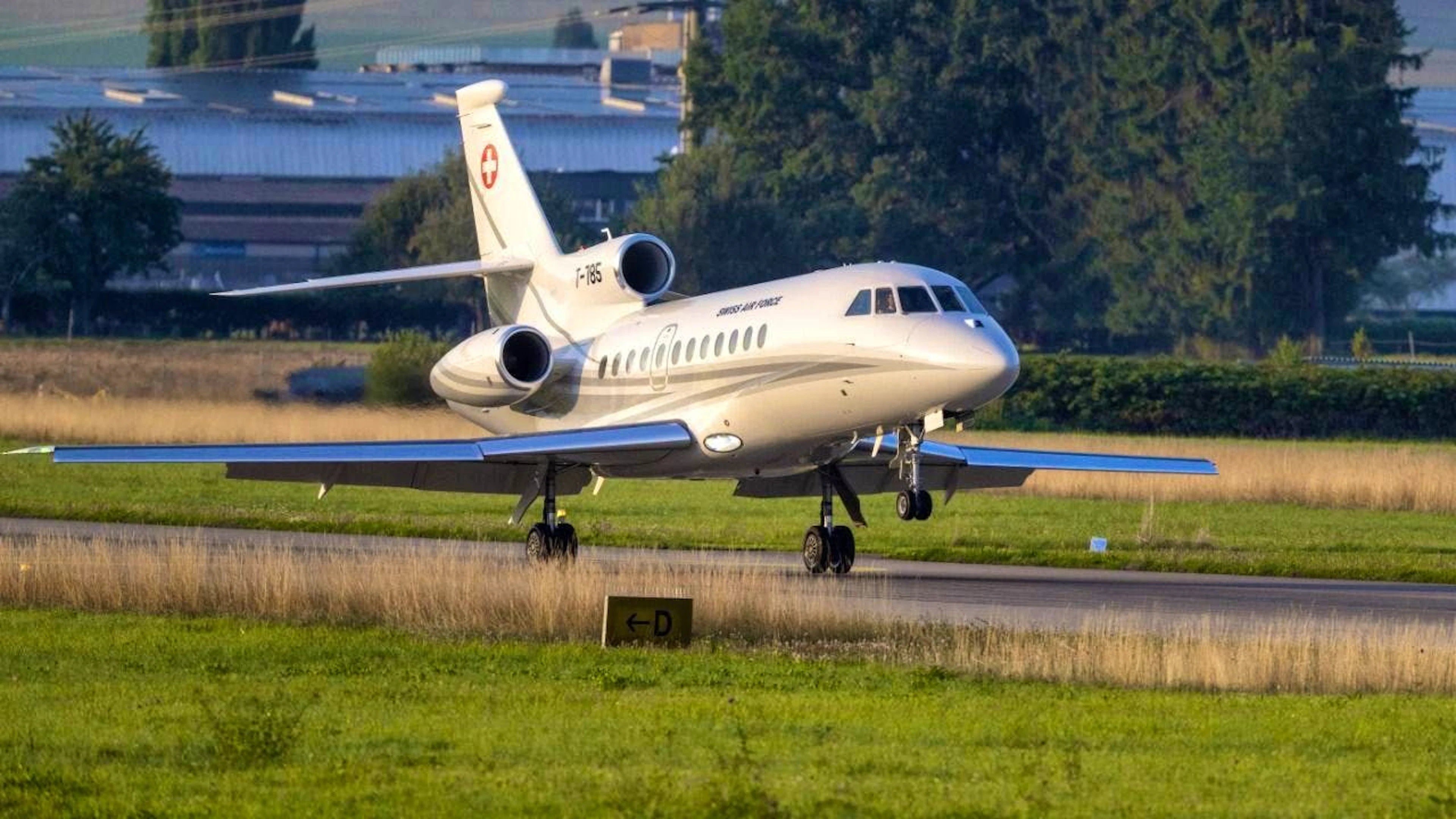 High up: Last year, the federal government flew more again. (Archive photo: Federal Council jet lands at Bern-Belp after a Federal Council visit to Washington, D.C., in August 2025)