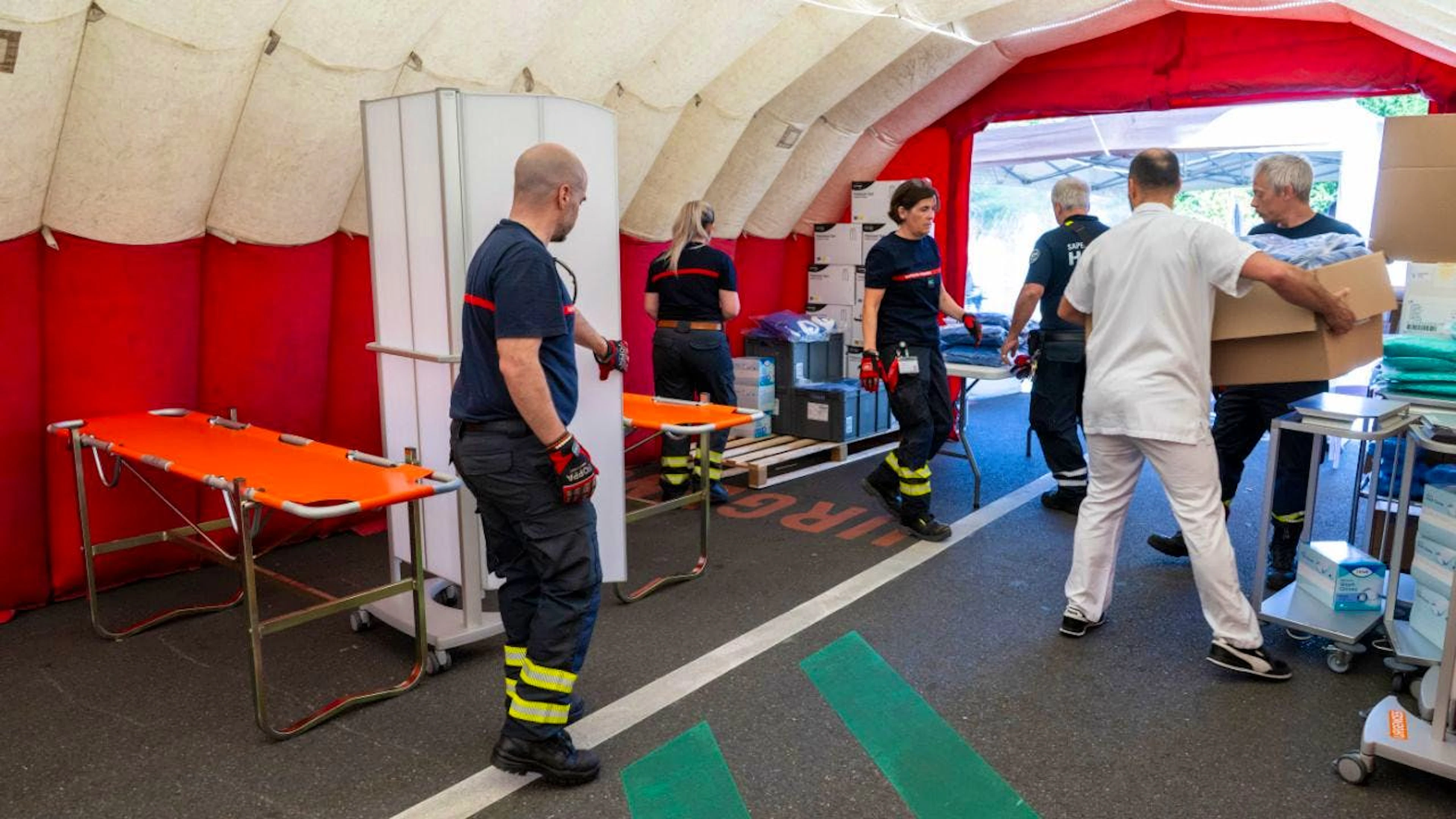 Zelte vor dem Haupteingang: Das Genfer Universitätsspital (HUG) erhöht seine Notfallkapazitäten wegen des G7-Gipfels.
