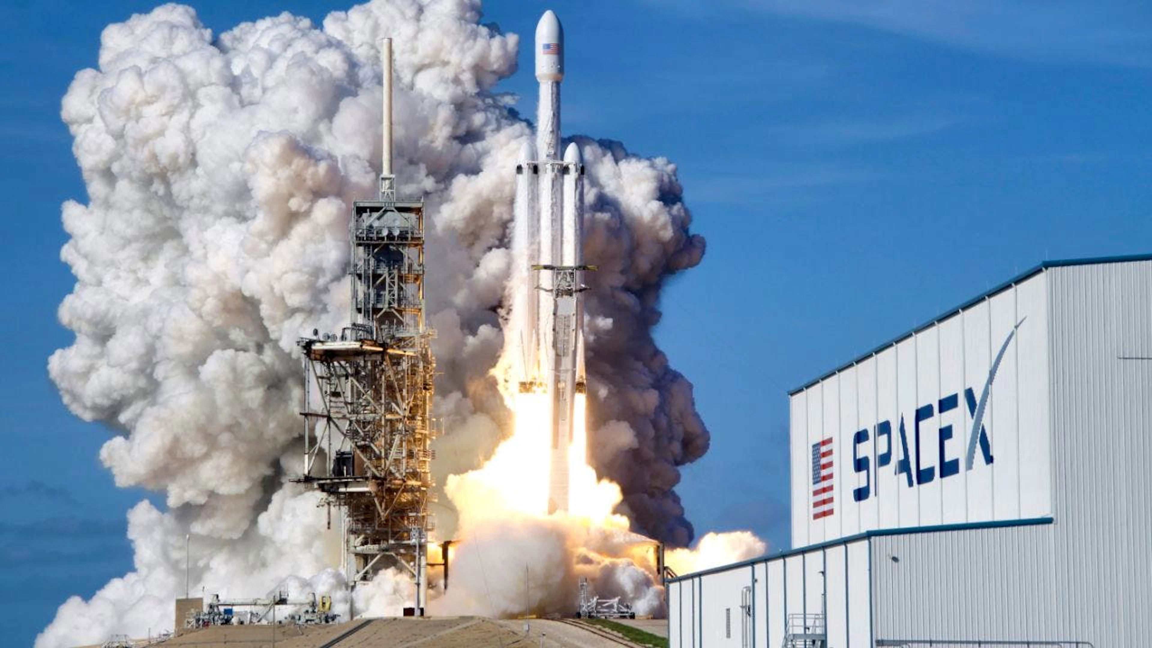 Ce lancement survient juste avant l'entrée en Bourse très attendue de l'entreprise. Une cérémonie doit se tenir plus tard dans la matinée à New York, à Times Square, au siège du Nasdaq, la Bourse électronique où SpaceX sera cotée.