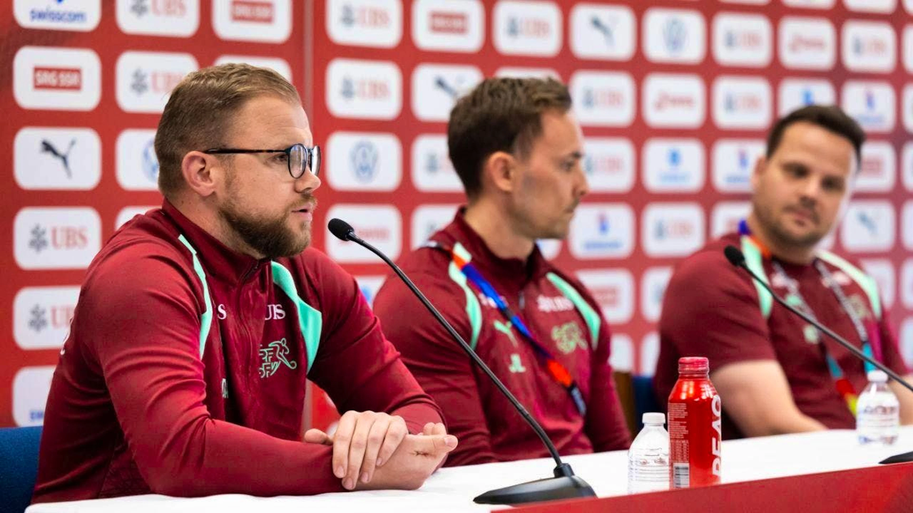 Adnan Alicajic (front) and, in the background, Julian Lauer and Kevin Ehmes are the three match analysts for the Swiss national team