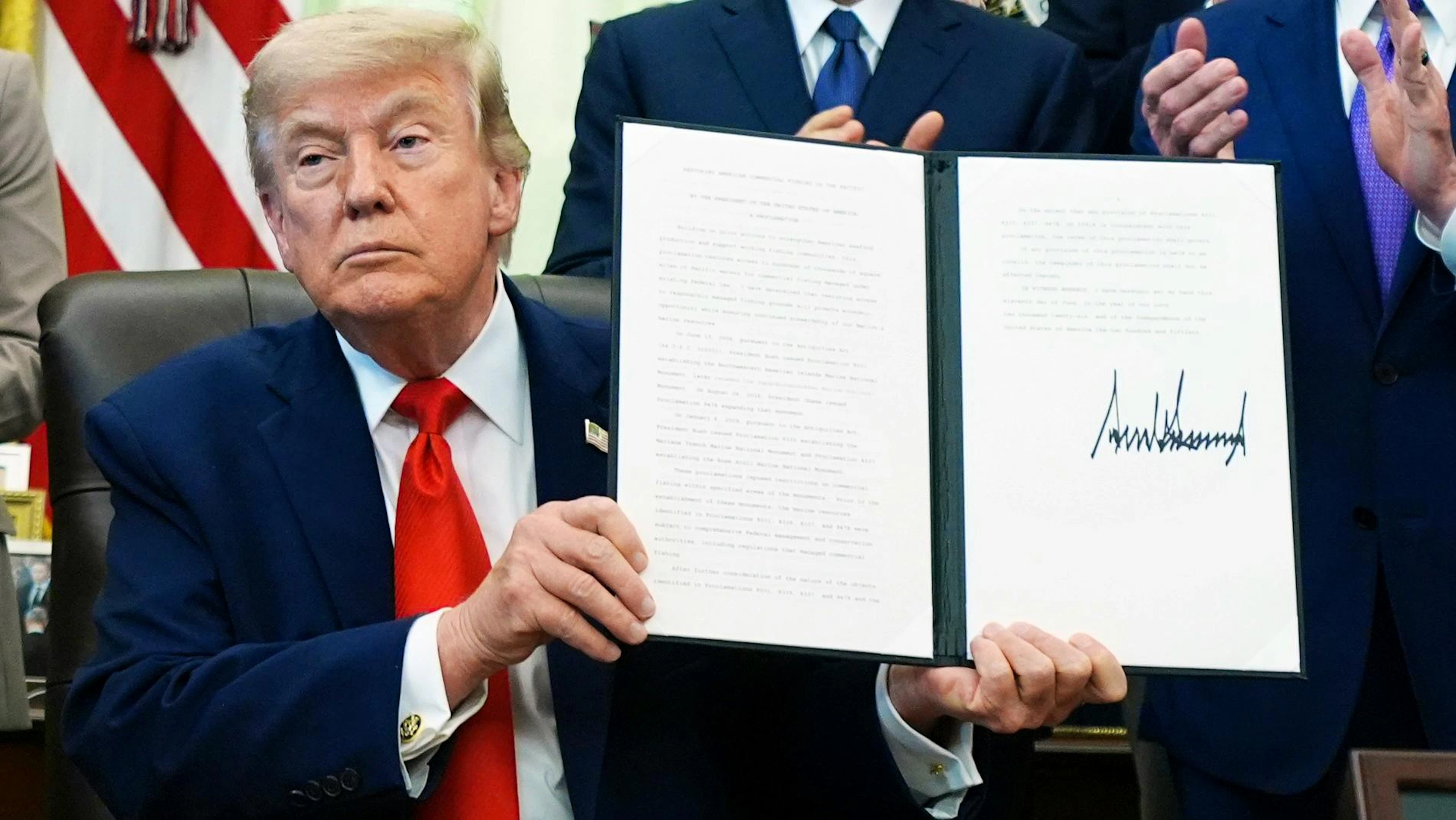 Donald Trump a signé jeudi un décret visant à réautoriser la pêche commerciale dans trois sanctuaires marins du Pacifique.