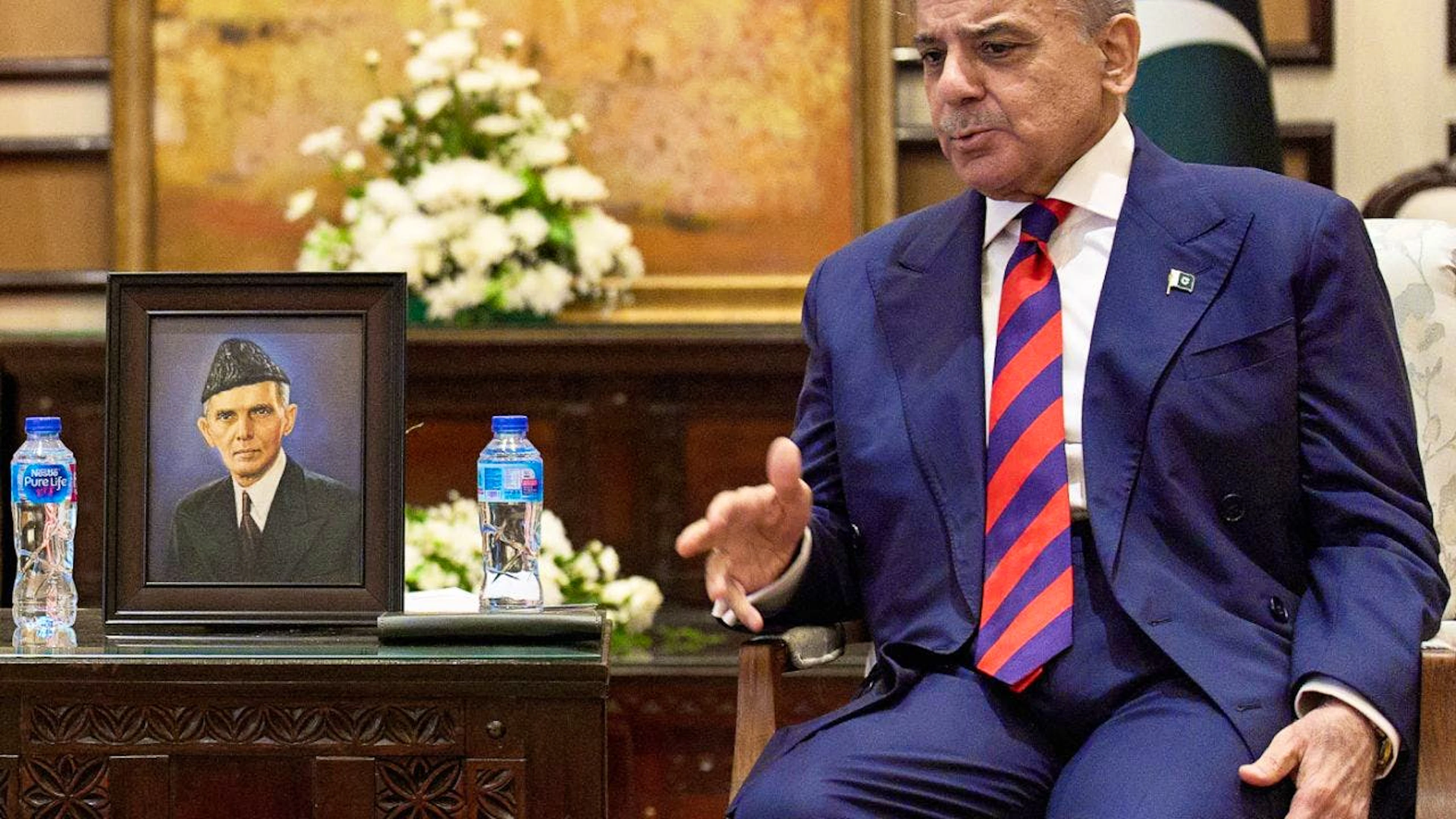 ARCHIV – Der pakistanische Premierminister Shehbaz Sharif im Gespräch mit US-Vizepräsident Vance. Foto: Jacquelyn Martin/AP POOL/dpa
