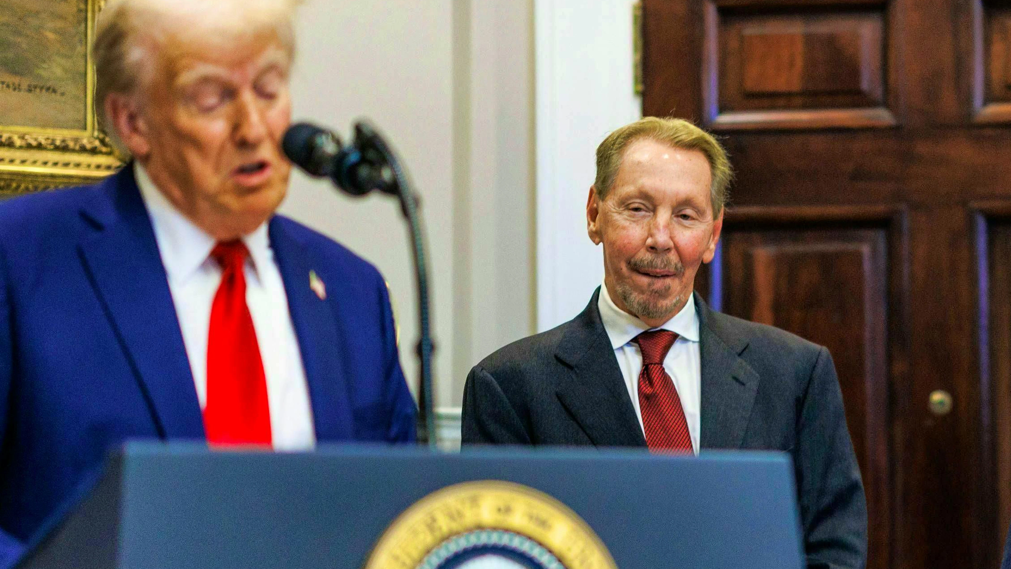 Larry Ellison (right), along with his son David and their company <em>Paramount Skydance</em>, is shaking up the U.S. media landscape: They are close to U.S. President Donald Trump (left), who repeatedly complains about networks like CBS News and CNN.