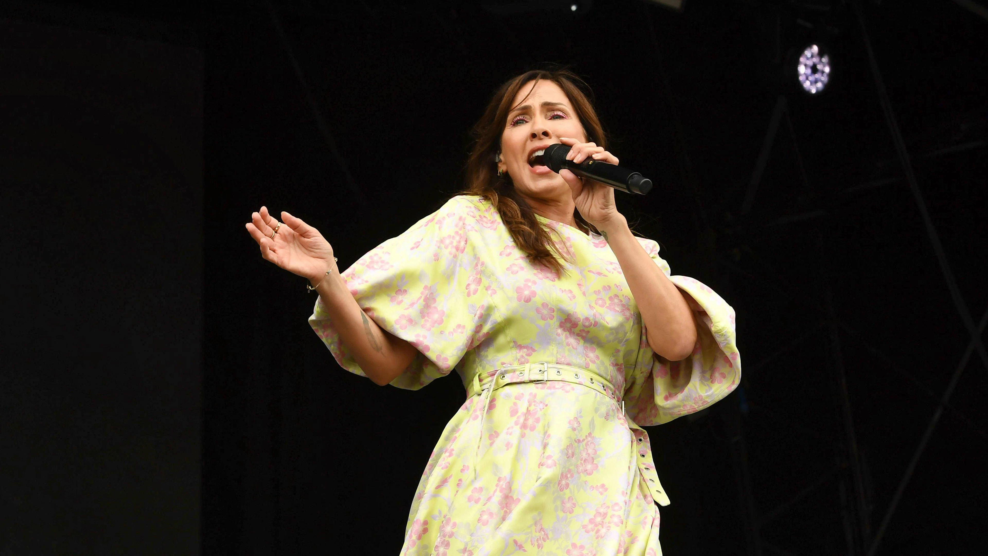Vor sieben Jahren brachte die australische Sängerin Natalie Imbruglia – hier bei einem Konzert während der Brighton Pride 2025 – nach einer künstlichen Befruchtung einen Sohn zur Welt.