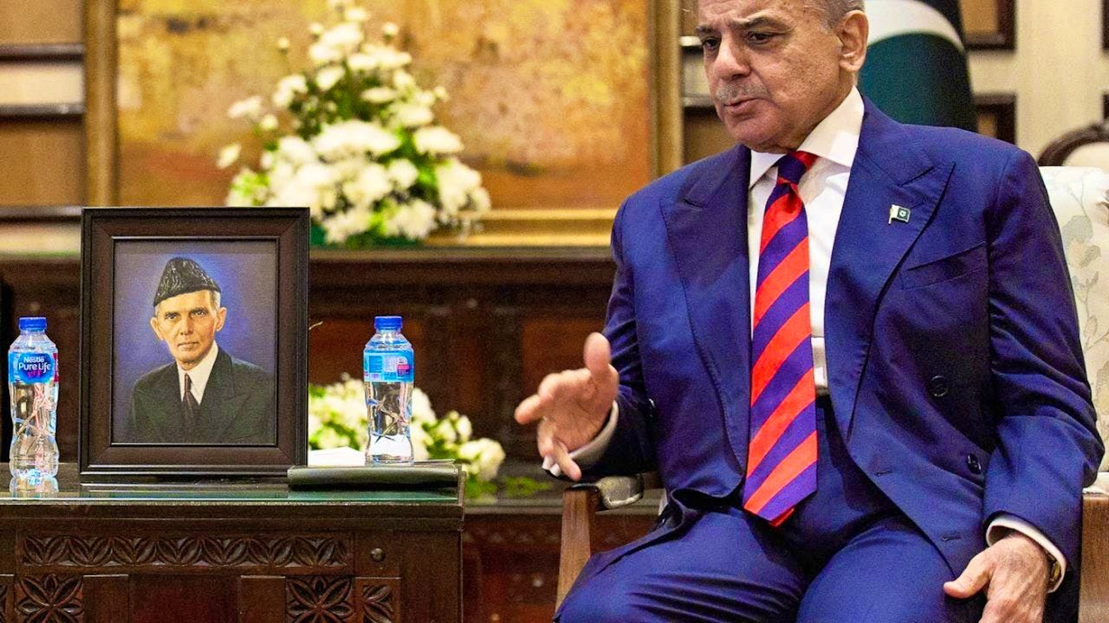 ARCHIVE – Pakistani Prime Minister Shehbaz Sharif in conversation with U.S. Vice President Vance. Photo: Jacquelyn Martin/AP POOL/dpa
