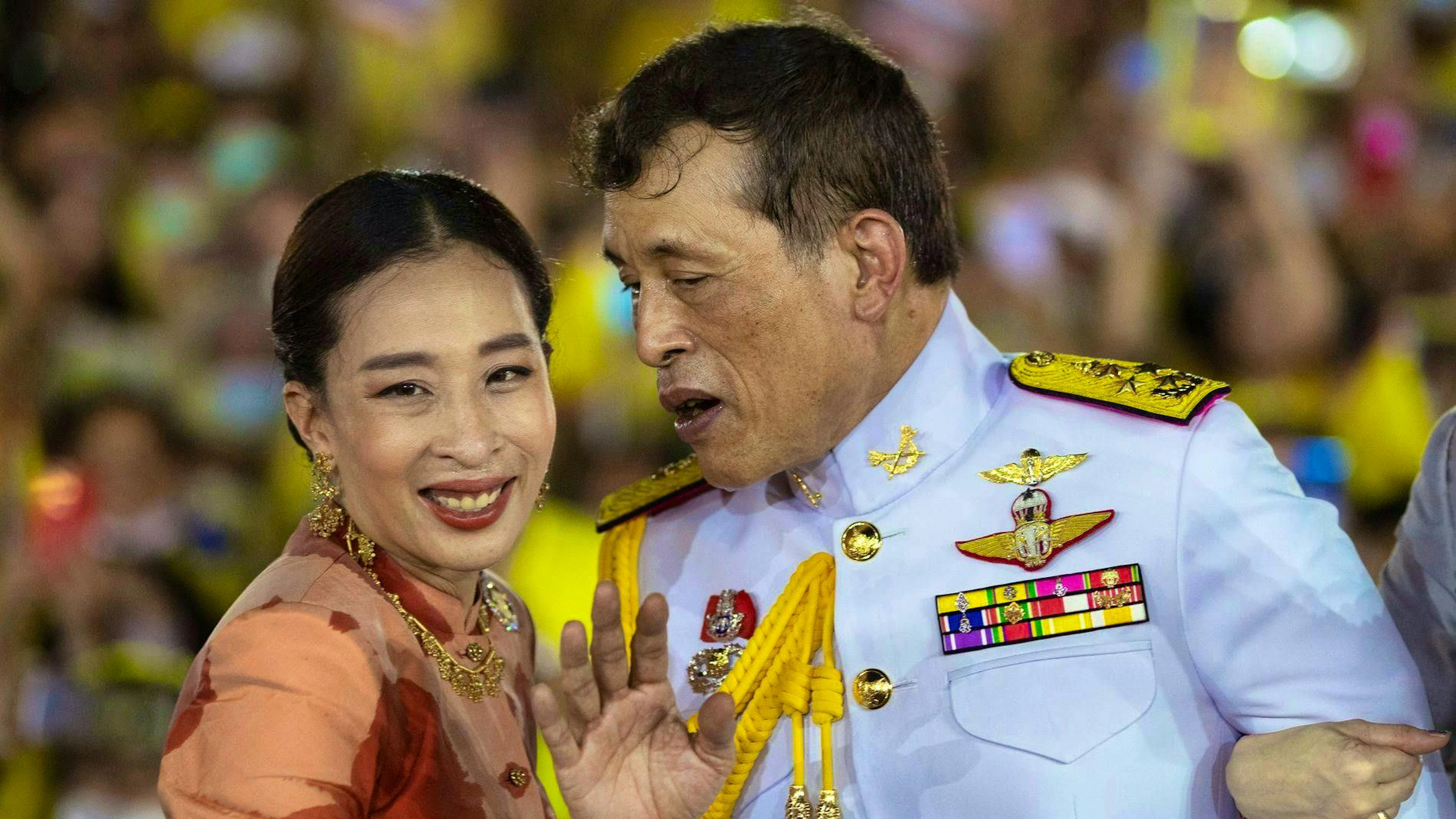 La principessa Bha con suo padre, il re Maha Vajiralongkorn, il 1° novembre 2020 a Bangkok.