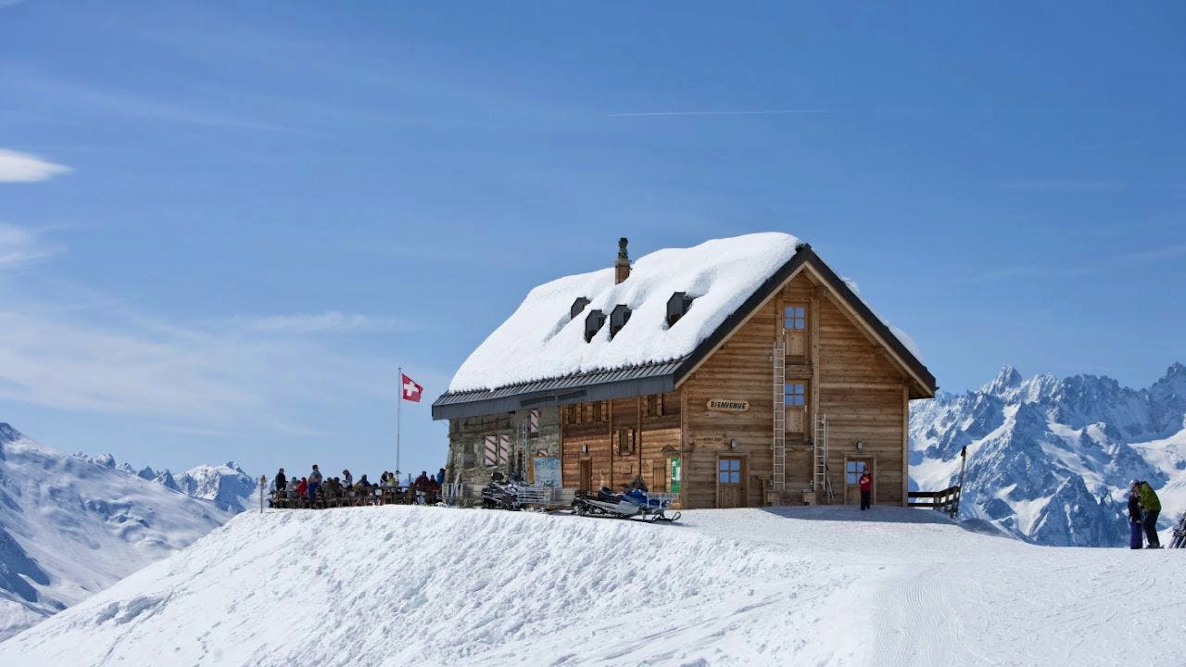 Um dem Trend kurzfristiger Absagen gegenzusteuern, führt der Schweizer Alpen-Club eine Reservationsgebühr für SAC-Hütten ein, die bei Nichterscheinen nicht rückerstattet wird.