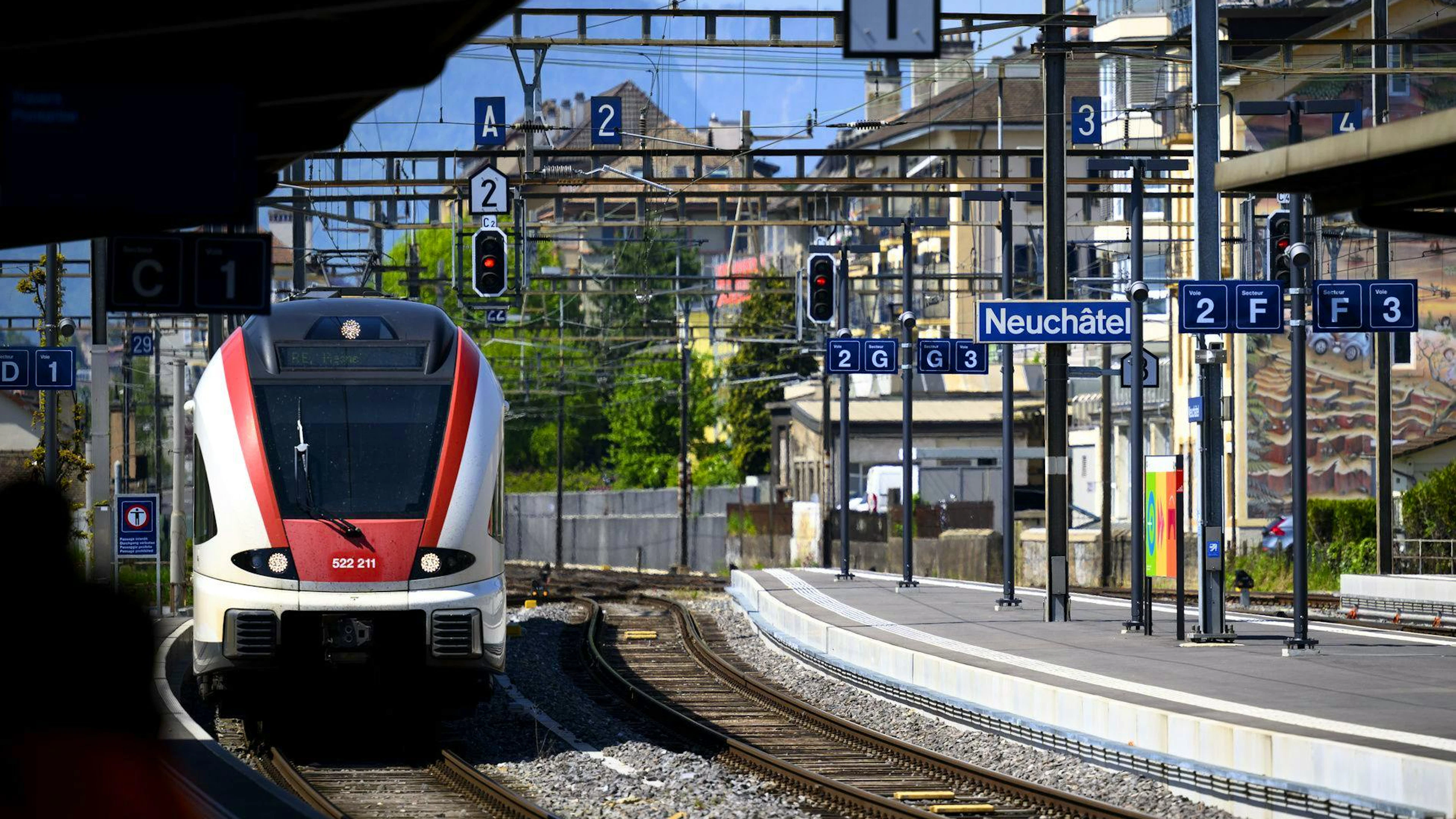 Eine Sprachbarriere bei den SBB führte im Sommer 2025 in Neuenburg beinahe zu einer Kollision zwischen einem Güter- und einem Regionalzug.